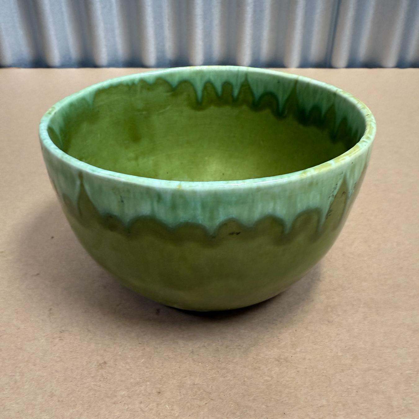 Mid-Century moderno Ciotola in ceramica verde del Mid Century Modern Catch All in vendita