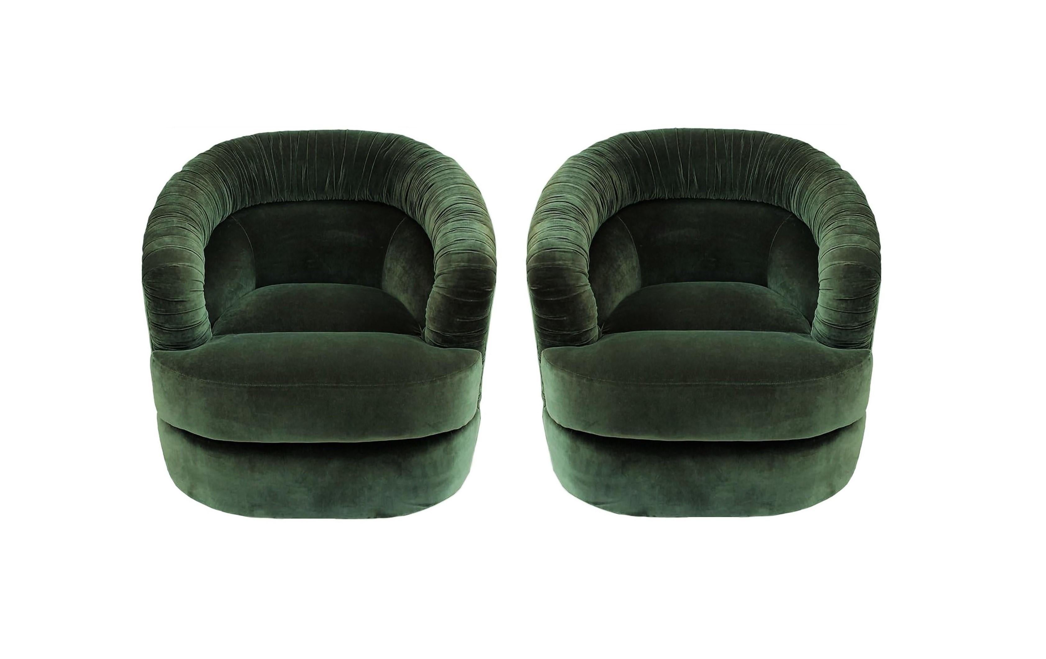 Paire unique de fauteuils club pivotants de style Milo Baughman. Ces chaises attrayantes représentent le mélange parfait de design, de fonction et de confort. Luxueusement recouverts de velours vert, ces fauteuils larges et confortables ont un