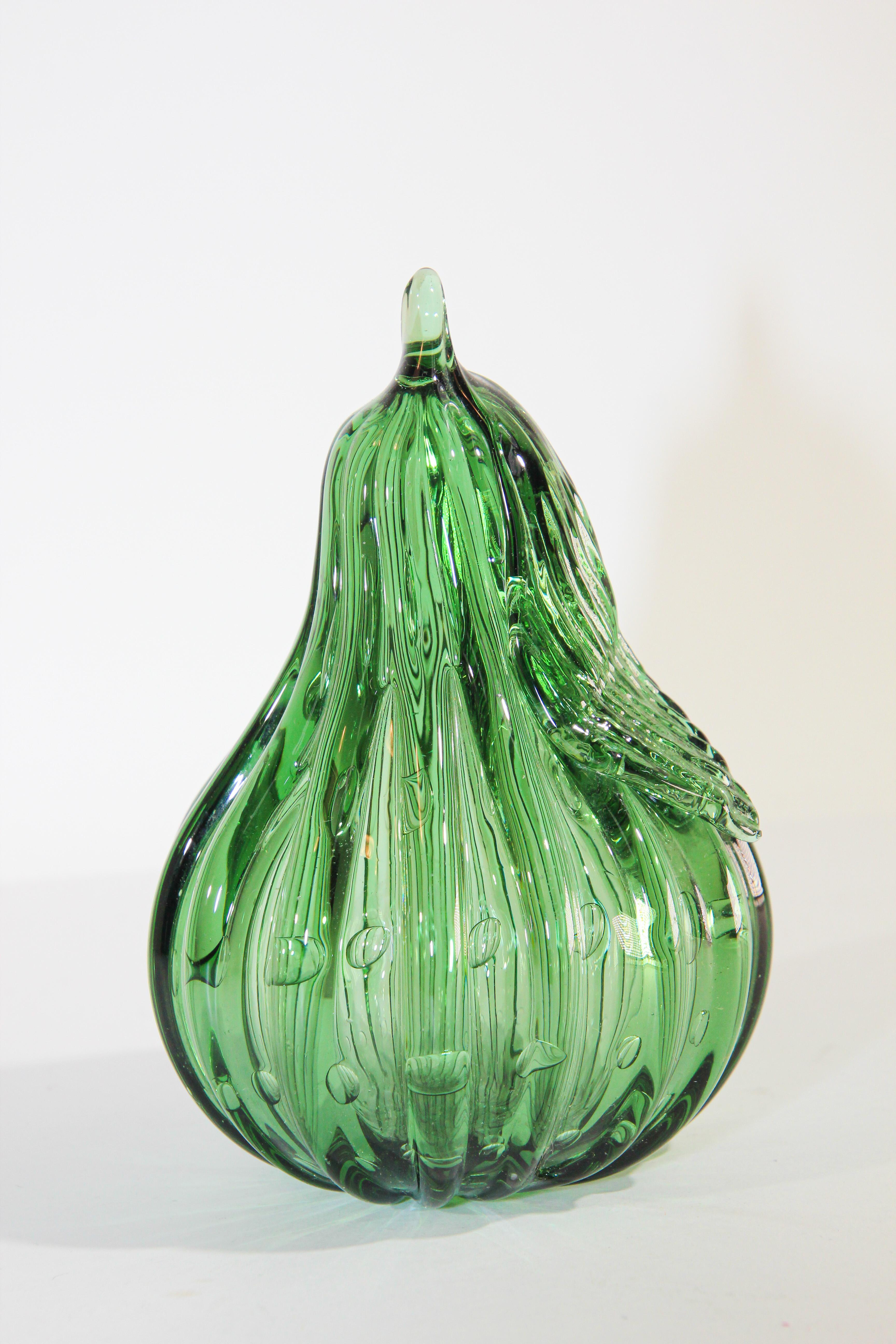 Seguso Murano Italian Hand Blown Glass Green Ribbed Pear Figurine.
Vintage collectible Murano art glass hand blown of a green pear colored glass figurine .
Handcrafted beautiful Mid Century Modern hand blown art glass Italian Murano in the style