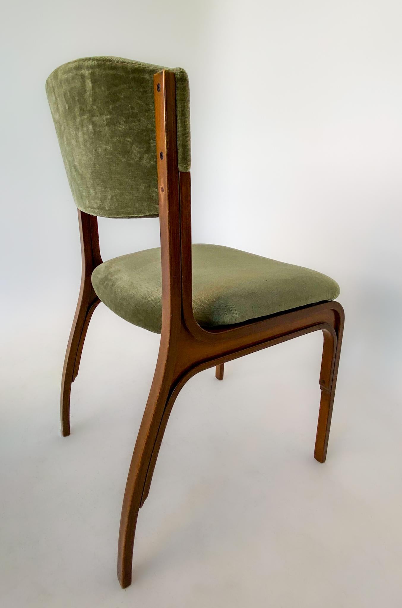 Mid-Century Modern green velvet dining chairs by Gianfranco Frattini for Cantieri Carngati, Italy 60s.

Elegant set of 4 dining chairs in original green velvet upholstery by the famous Italian Designer Gianfranco Frattini for the Italian