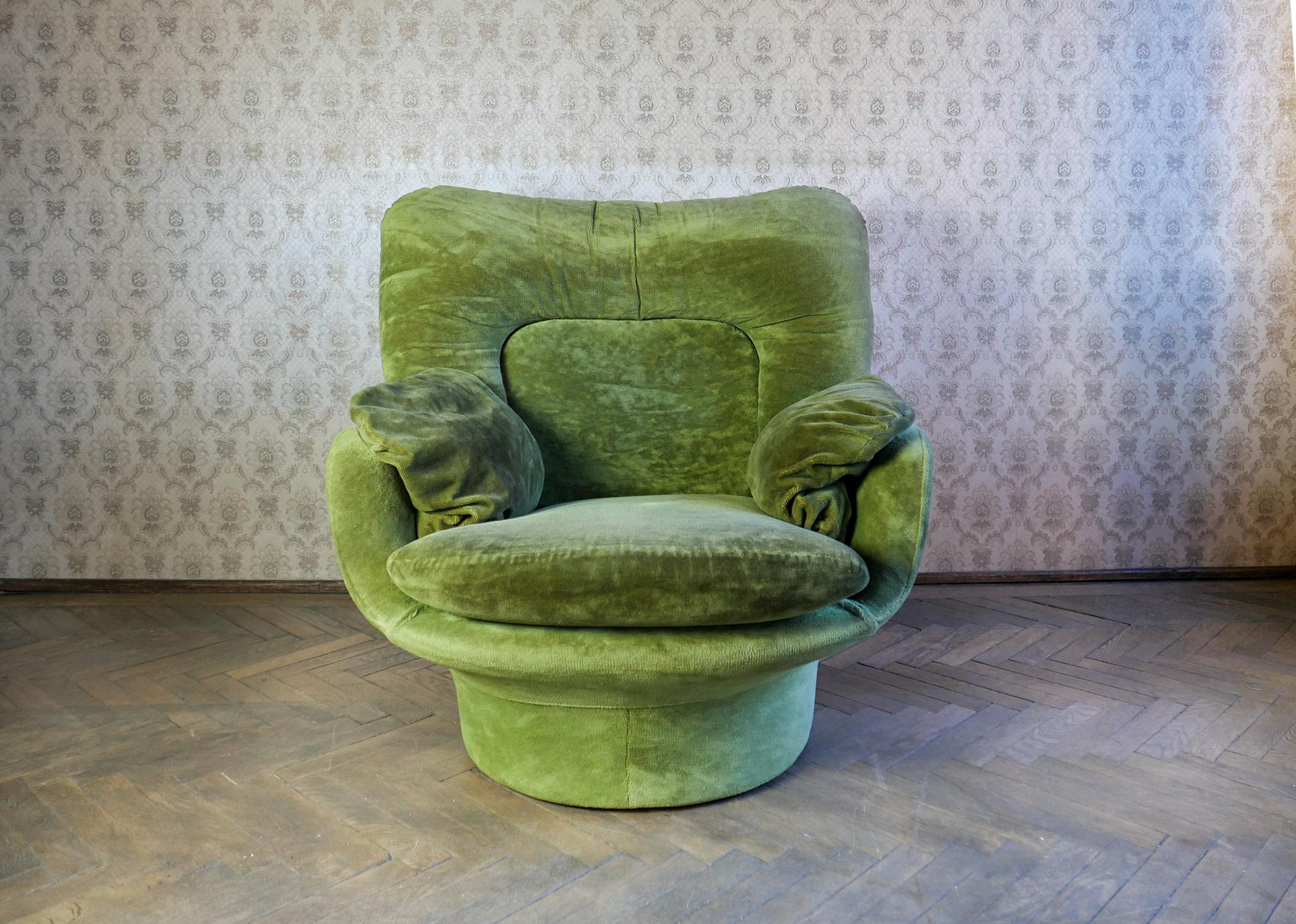 Mid-Century Modern green velvet lounge chairby Michel Cadestin, France 1970s

This iconic lounge chair by Michel Cadestin was produced by French furniture manufacturer Airborne in the 70s and hardly to be found nowadays. It is made of green velvet