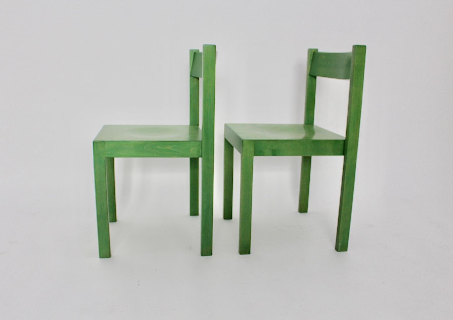 Mid Century Modern Satz von 2 grünen Vintage Esszimmerstühlen wurde von Carl Auböck 1956 Wien entworfen und von E & A Pollak Wien ausgeführt.
Die Esszimmerstühle wurden aus massivem Buchenholz und Sperrholz gefertigt und grün gebeizt und lackiert.