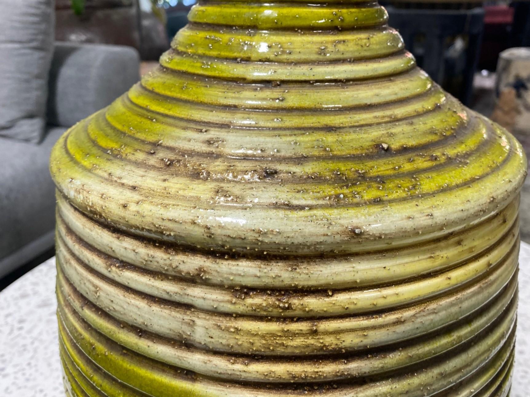 Lampes de table en céramique d'atelier émaillée jaune lave, mi-siècle moderne en vente 5