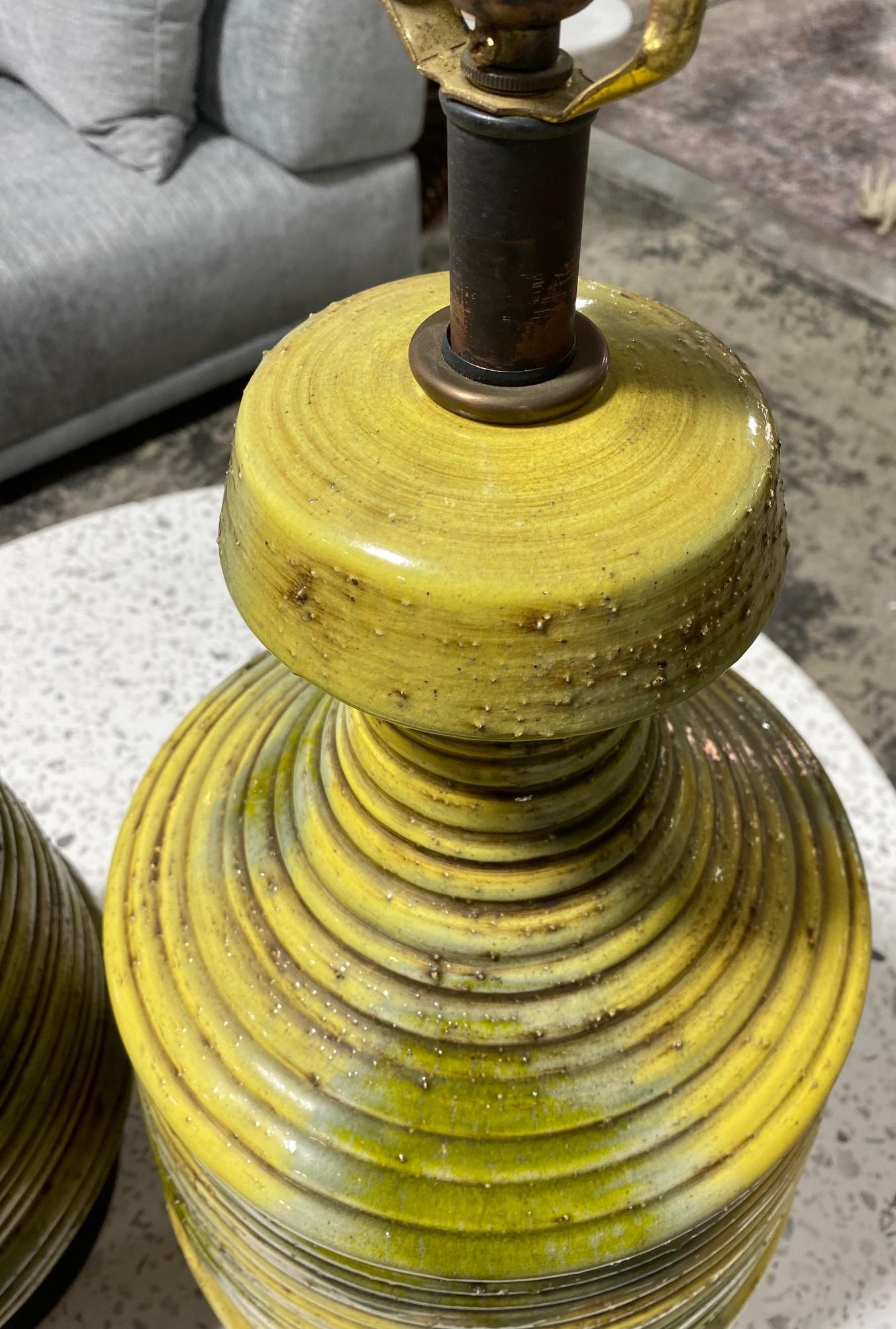 Américain Lampes de table en céramique d'atelier émaillée jaune lave, mi-siècle moderne en vente