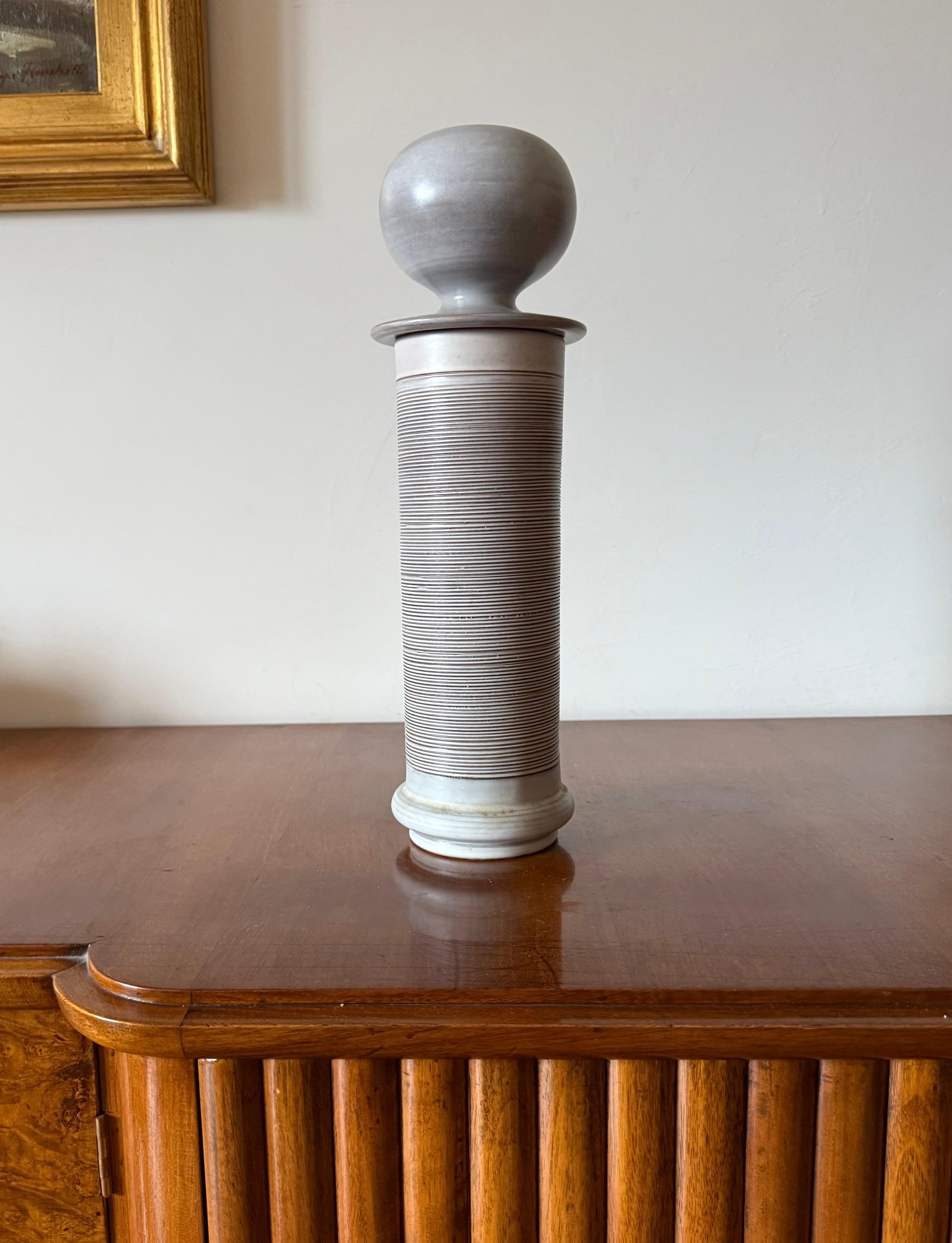 Moderne Vase aus Steinzeug aus der Jahrhundertmitte, weiß/blau/grau

Franco Bucci (Colbordolo, 1933 - Pesaro, 2002), Produktion Laboratorio Pesaro, Italien um 1970

H 40 cm - Durchm. 13,5 cm

Etikett nicht vorhanden

Zustand: ausgezeichnet, keine