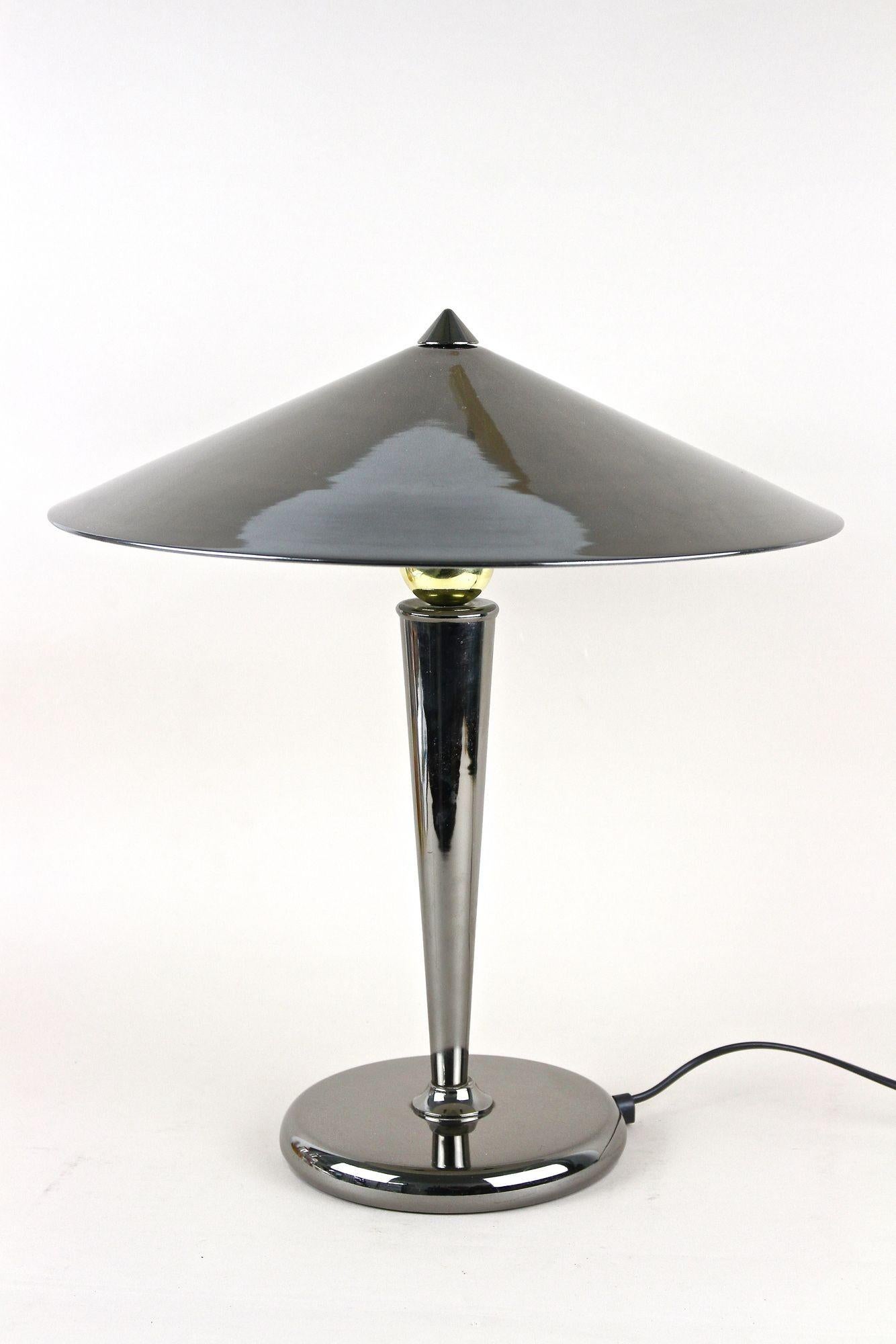 Lampe de table chromée grise du milieu du siècle avec sphère en laiton, Italie vers 1970 en vente 5