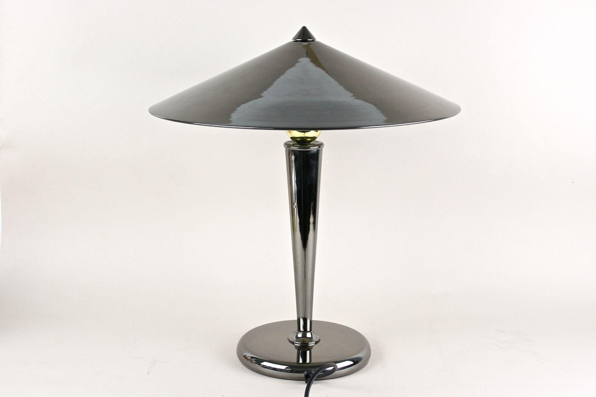 Lampe de table chromée grise du milieu du siècle avec sphère en laiton, Italie vers 1970 en vente 6