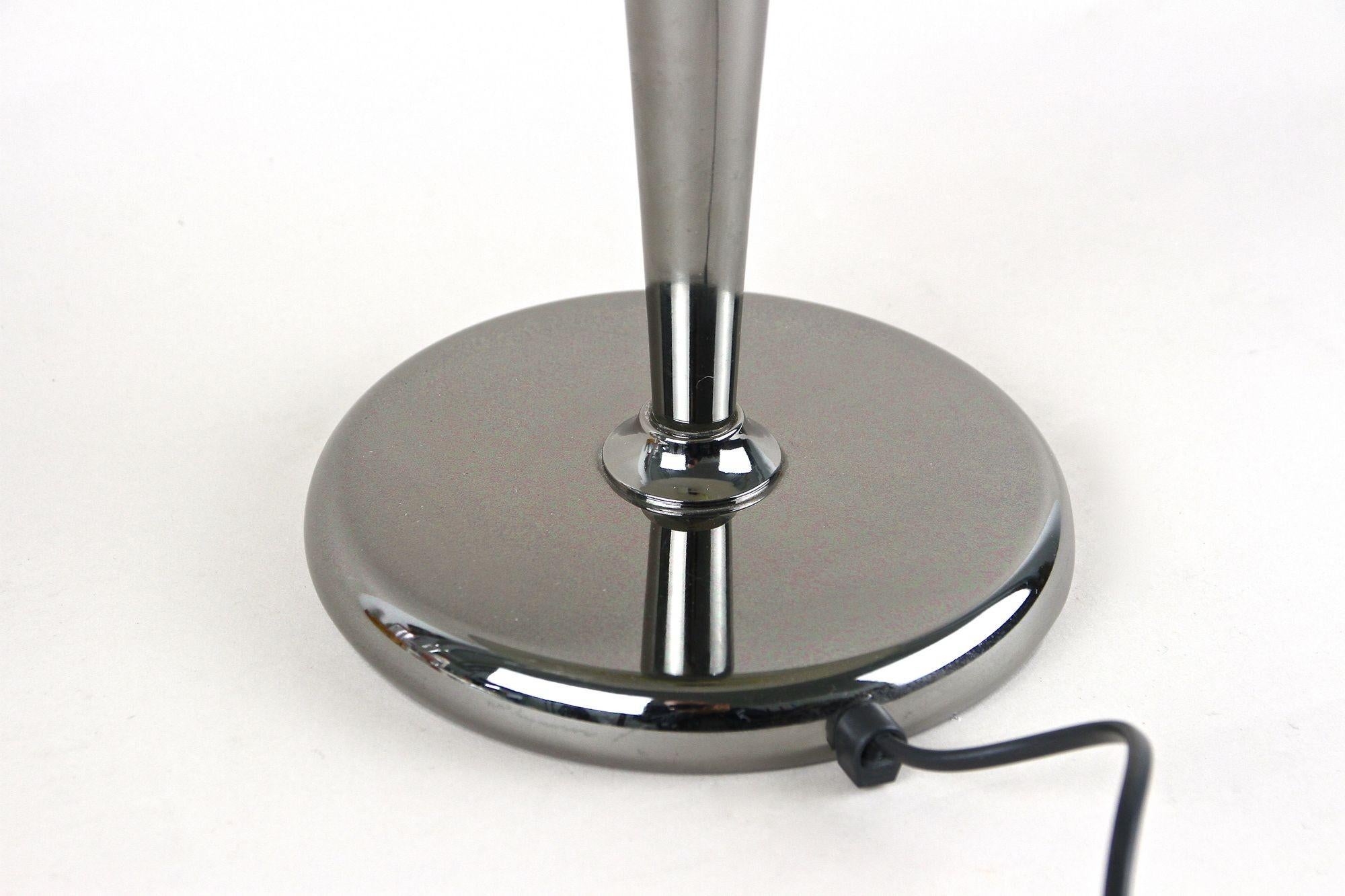 Lampe de table chromée grise du milieu du siècle avec sphère en laiton, Italie vers 1970 en vente 7