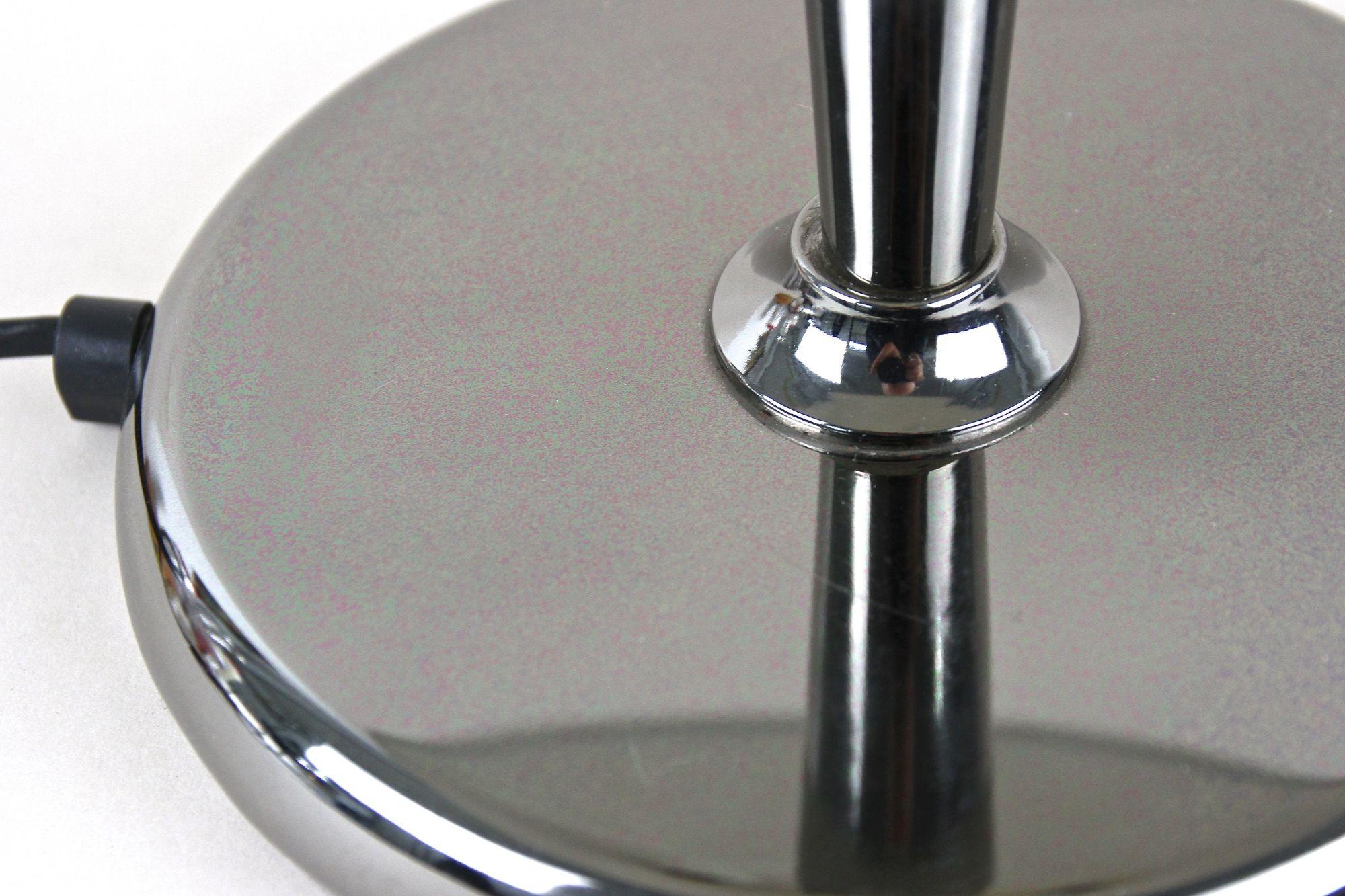 Lampe de table chromée grise du milieu du siècle avec sphère en laiton, Italie vers 1970 en vente 8