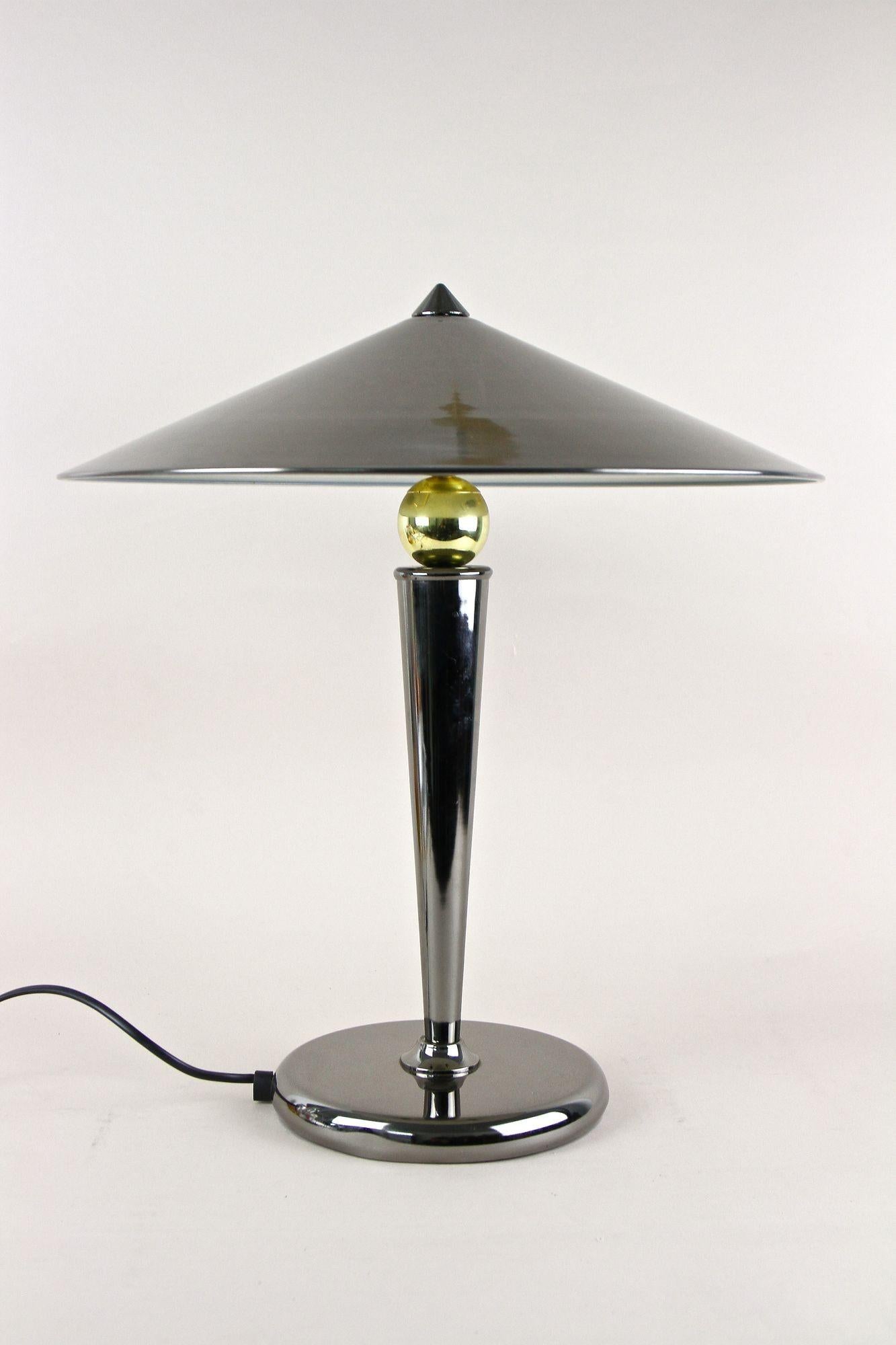 Lampe de table chromée grise du milieu du siècle avec sphère en laiton, Italie vers 1970 en vente 9