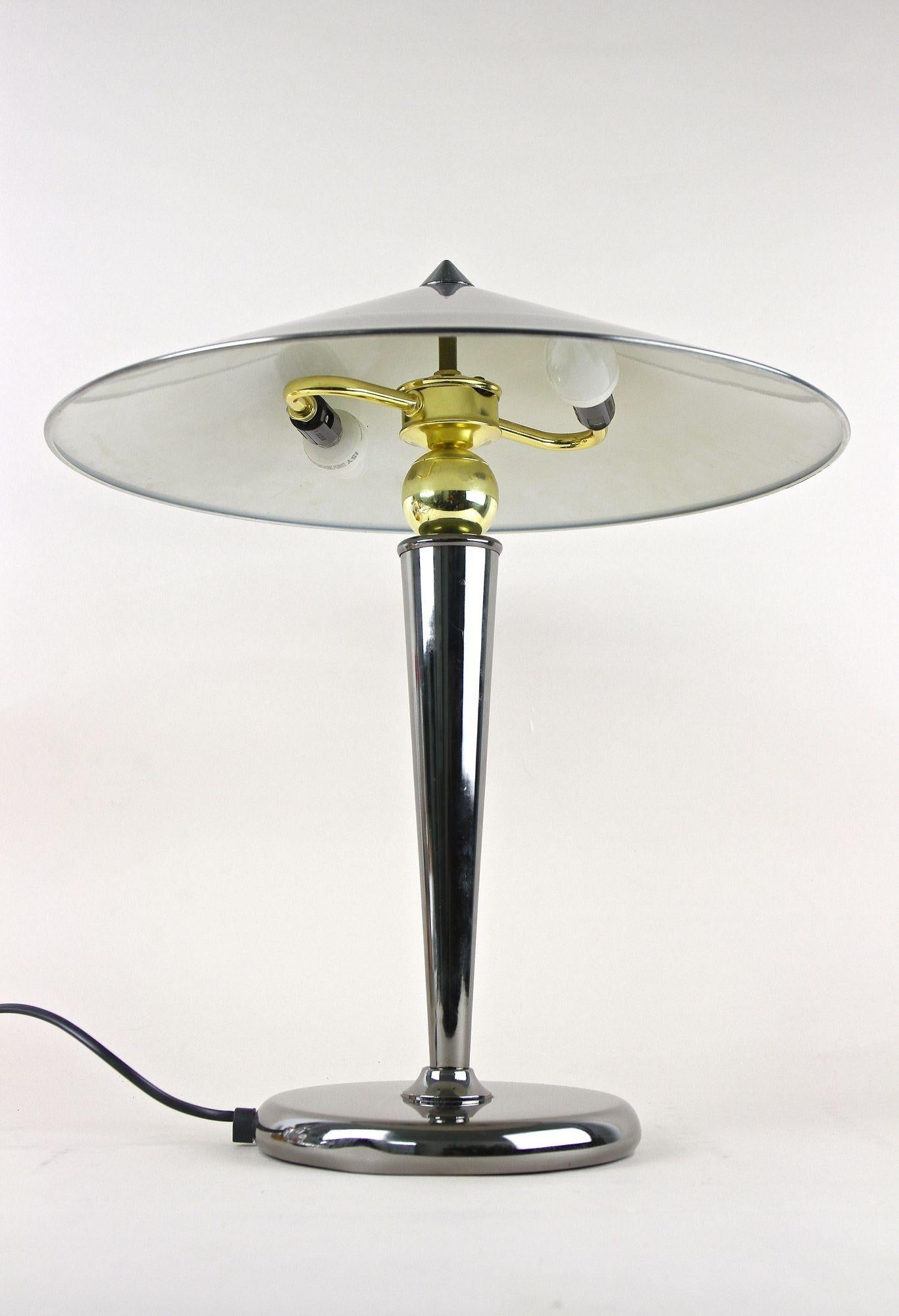Lampe de table chromée grise du milieu du siècle avec sphère en laiton, Italie vers 1970 en vente 11
