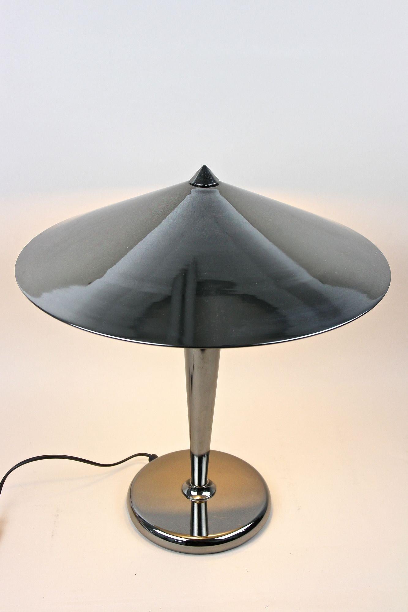 Lampe de table chromée grise du milieu du siècle avec sphère en laiton, Italie vers 1970 en vente 12