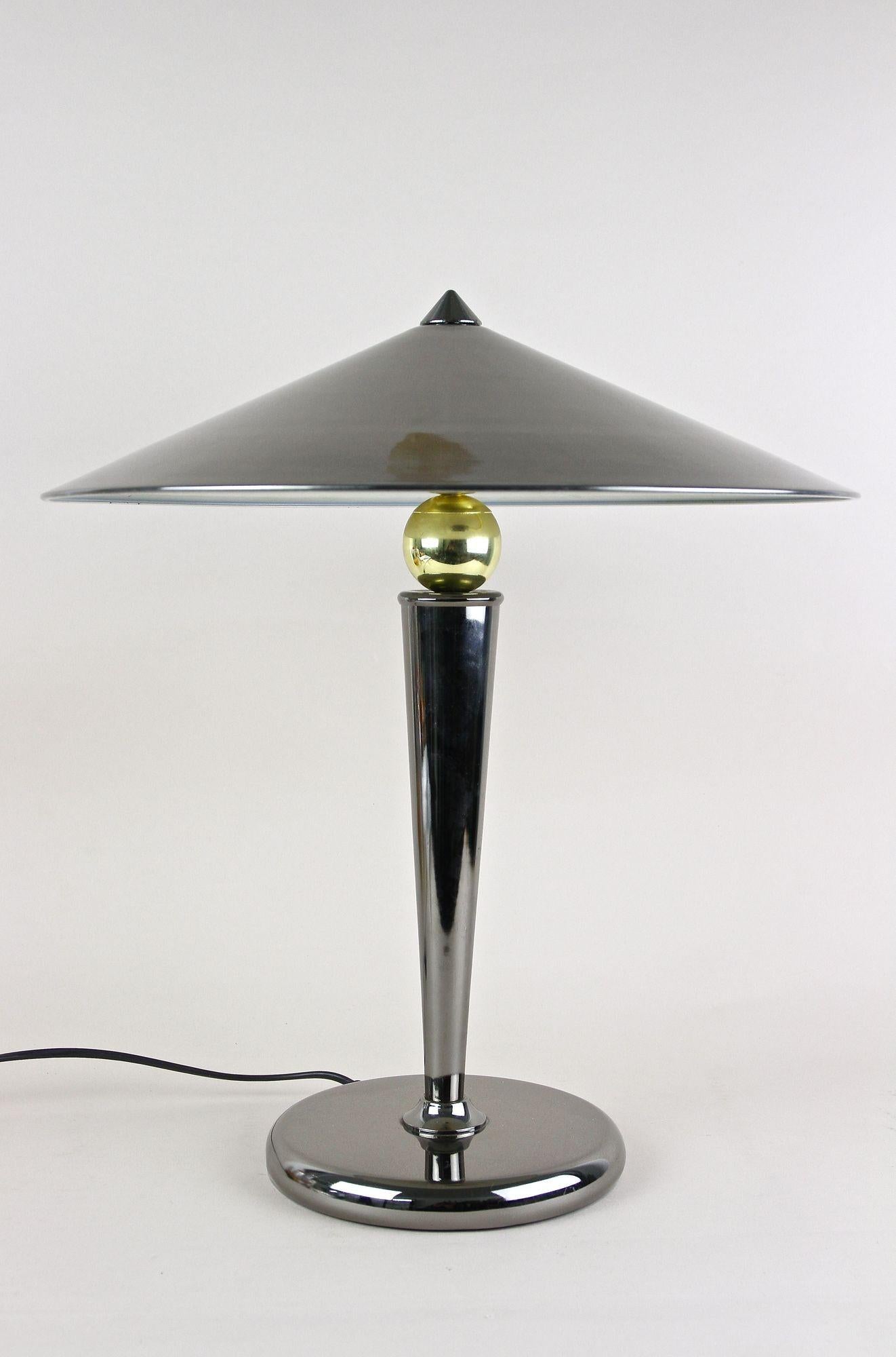 Lampe de table rare de la fin du milieu du siècle dernier, au design fantastique, datant des années 1970 et fabriquée en Italie. Cette pièce d'art foudroyant italien impressionne par sa forme exceptionnelle et sa surface chromée grise absolument