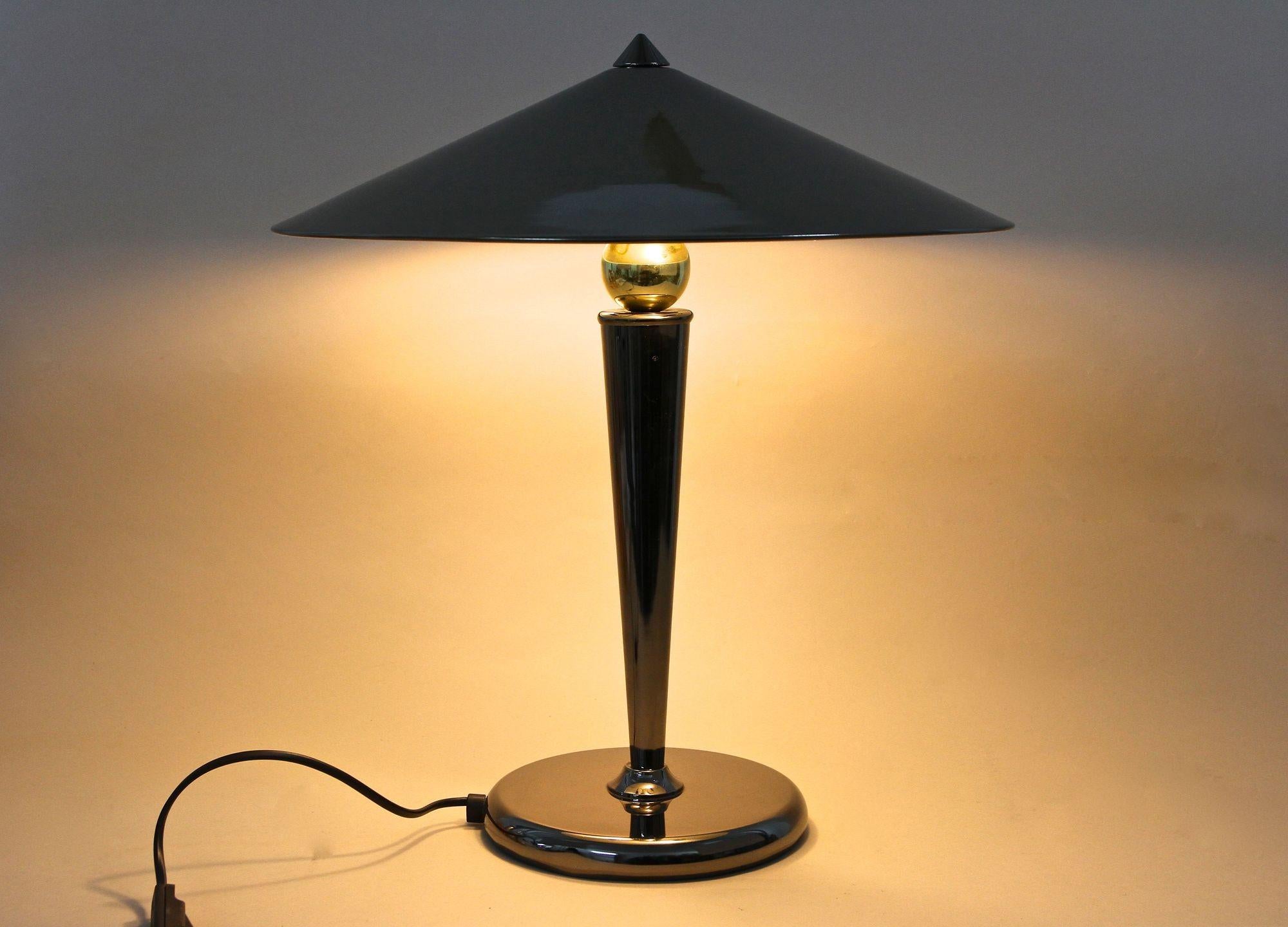 Mid-Century Modern Lampe de table chromée grise du milieu du siècle avec sphère en laiton, Italie vers 1970 en vente