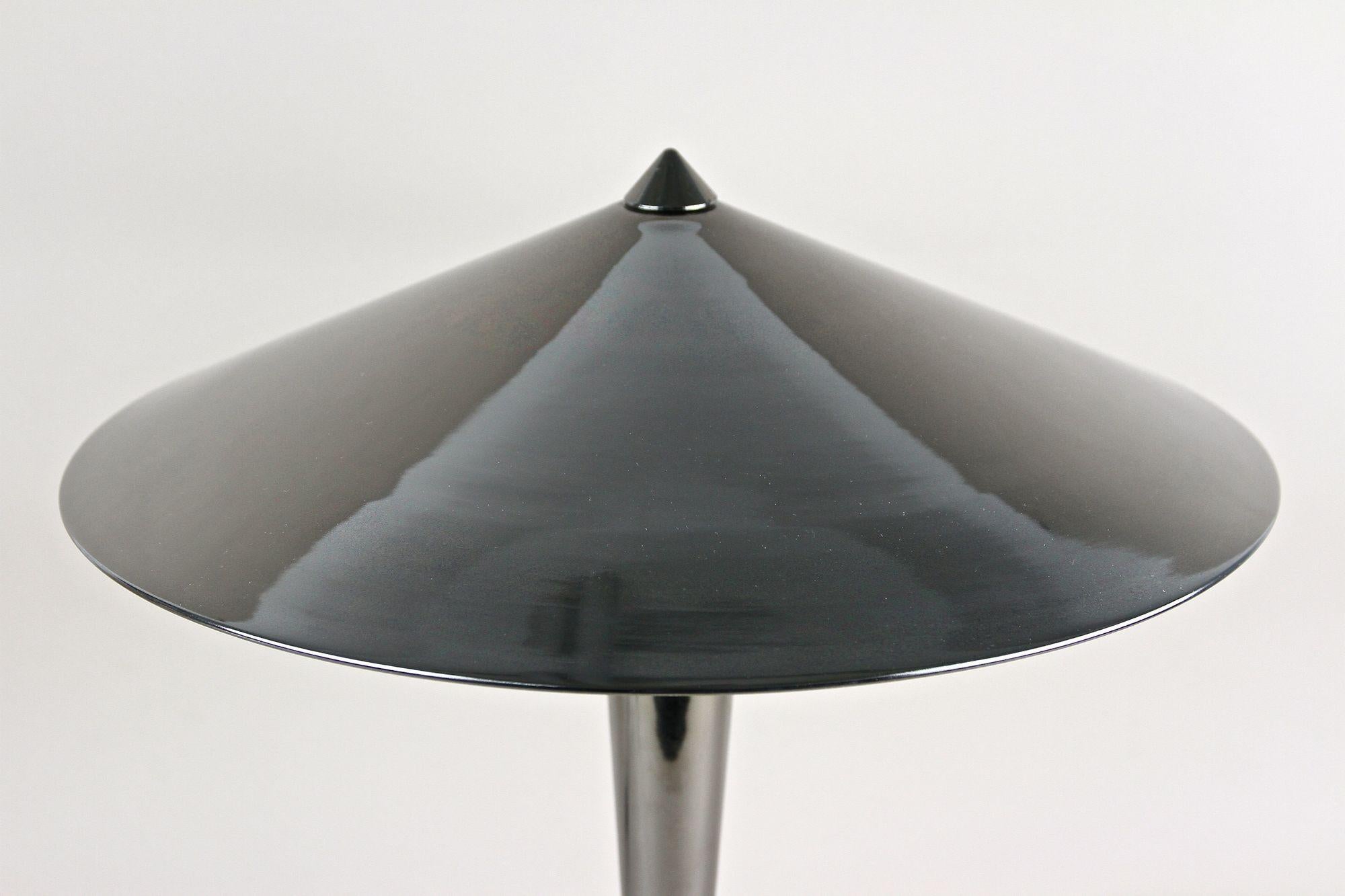 italien Lampe de table chromée grise du milieu du siècle avec sphère en laiton, Italie vers 1970 en vente