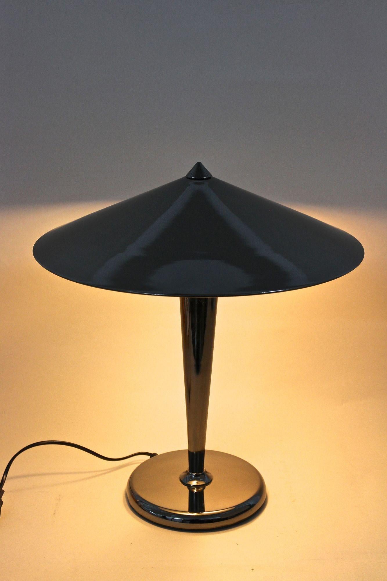 Lampe de table chromée grise du milieu du siècle avec sphère en laiton, Italie vers 1970 Bon état - En vente à Lichtenberg, AT