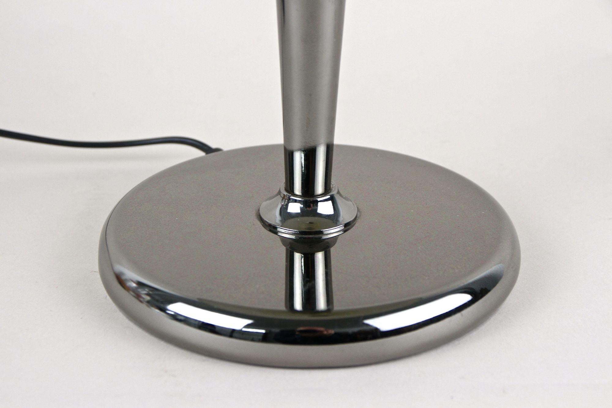 20ième siècle Lampe de table chromée grise du milieu du siècle avec sphère en laiton, Italie vers 1970 en vente