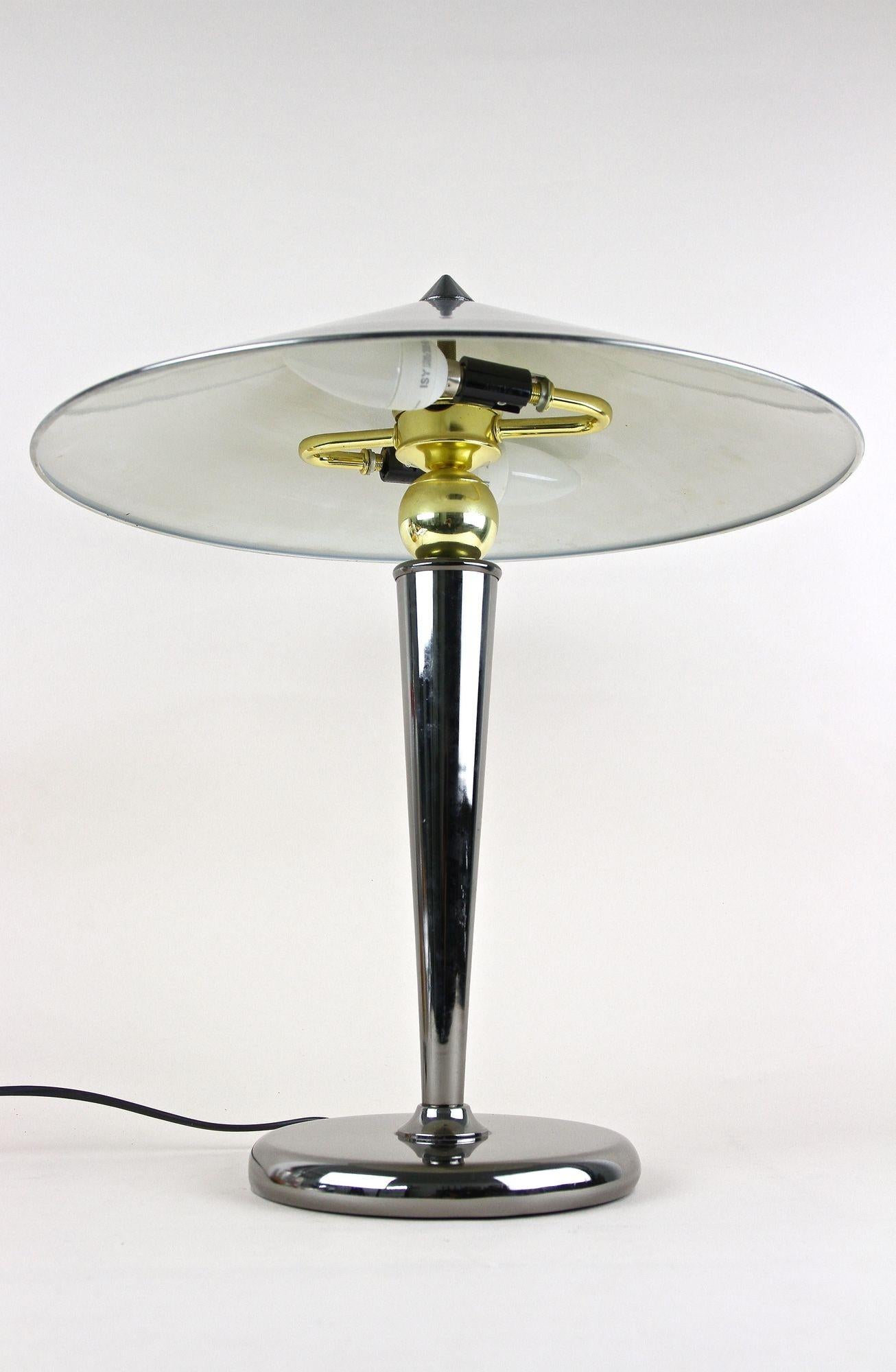 Laiton Lampe de table chromée grise du milieu du siècle avec sphère en laiton, Italie vers 1970 en vente