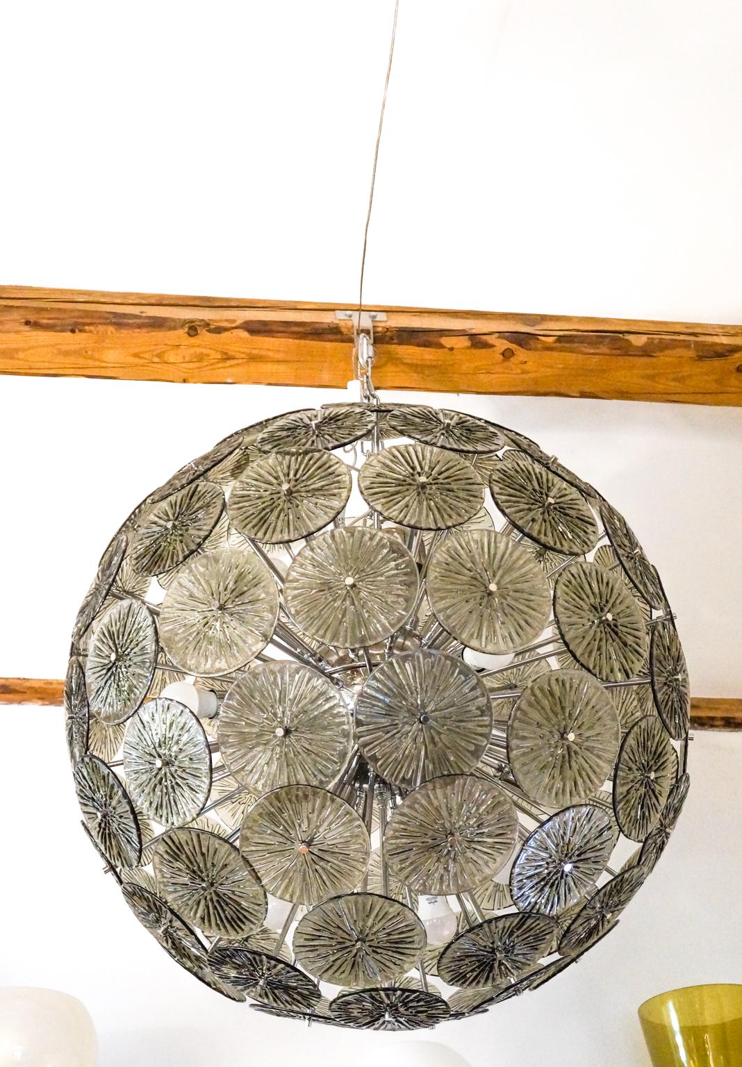 Fantastischer Sputnik-Kronleuchter aus mundgeblasenem Muranoglas mit 95 Elementen, taupe-graue Farbe. Der Kronleuchter kann je nach Bestimmungsland überholt werden. Inklusive Ersatz. E27 / E26 Glühbirnen
Dieser Kronleuchter ist ein Projekt des
