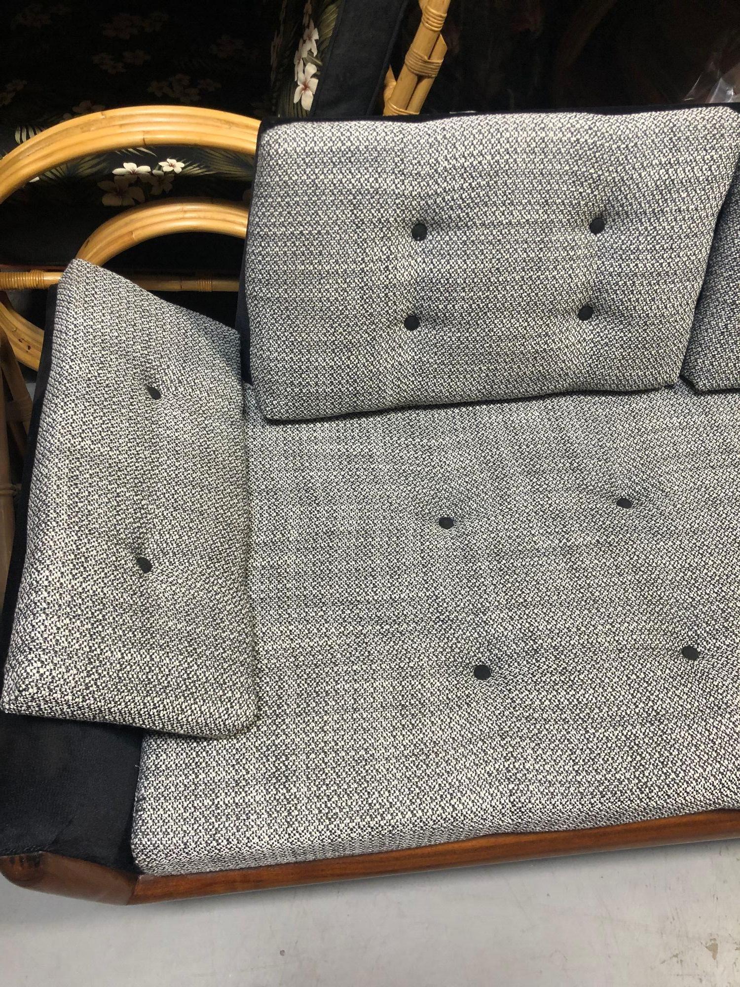 Impeccably refurbished, the Adrian Pearsall mid-century modern sofa exudes charm. Its captivating black and white weave tweed cushions evoke a striking grey texture. Adorned with geometric walnut legs, this sofa offers adjustable comfort with