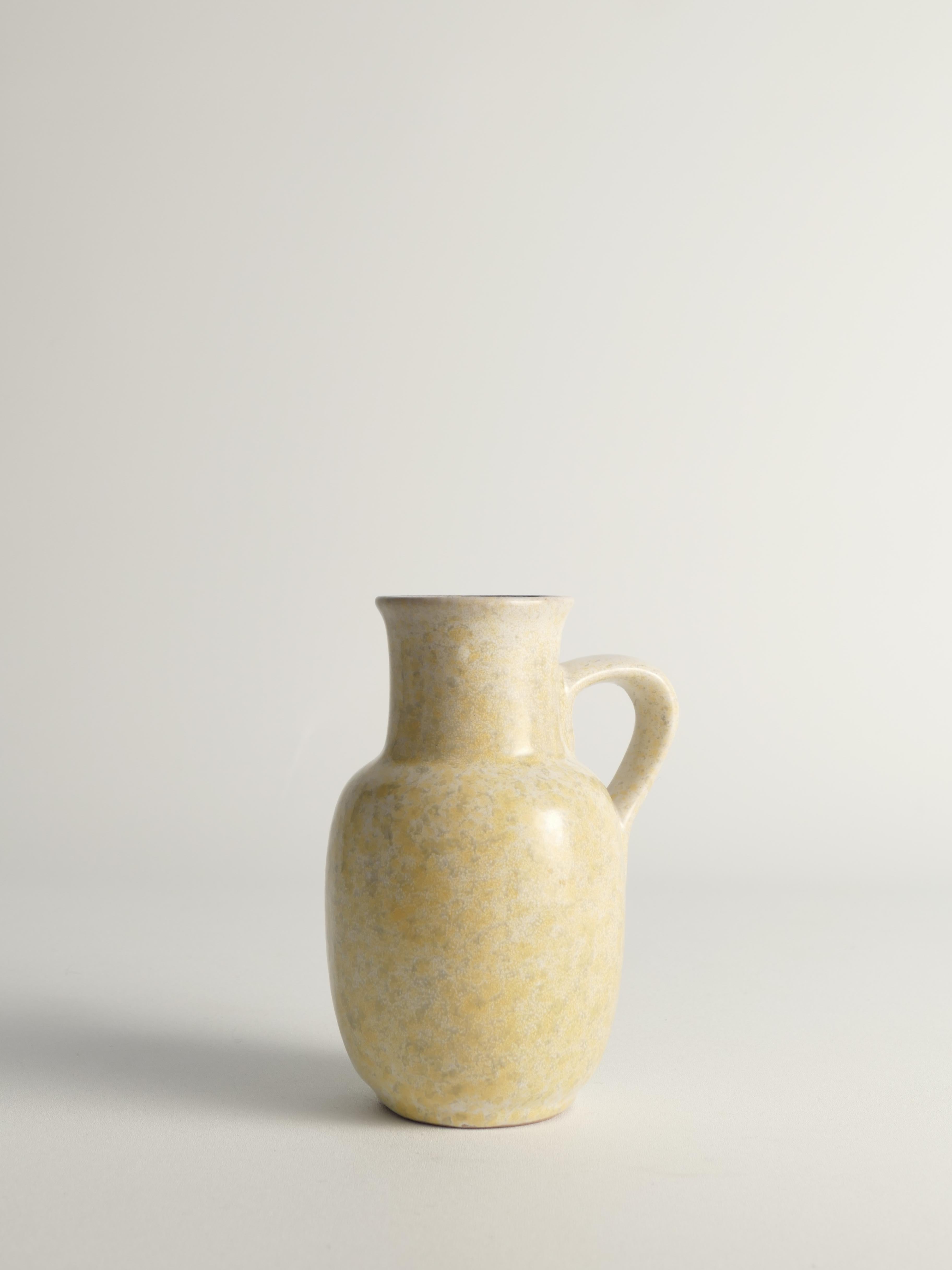 Mid-Century moderno Vaso in gres grigio e giallo di metà secolo con manico di Strehla, Germania in vendita
