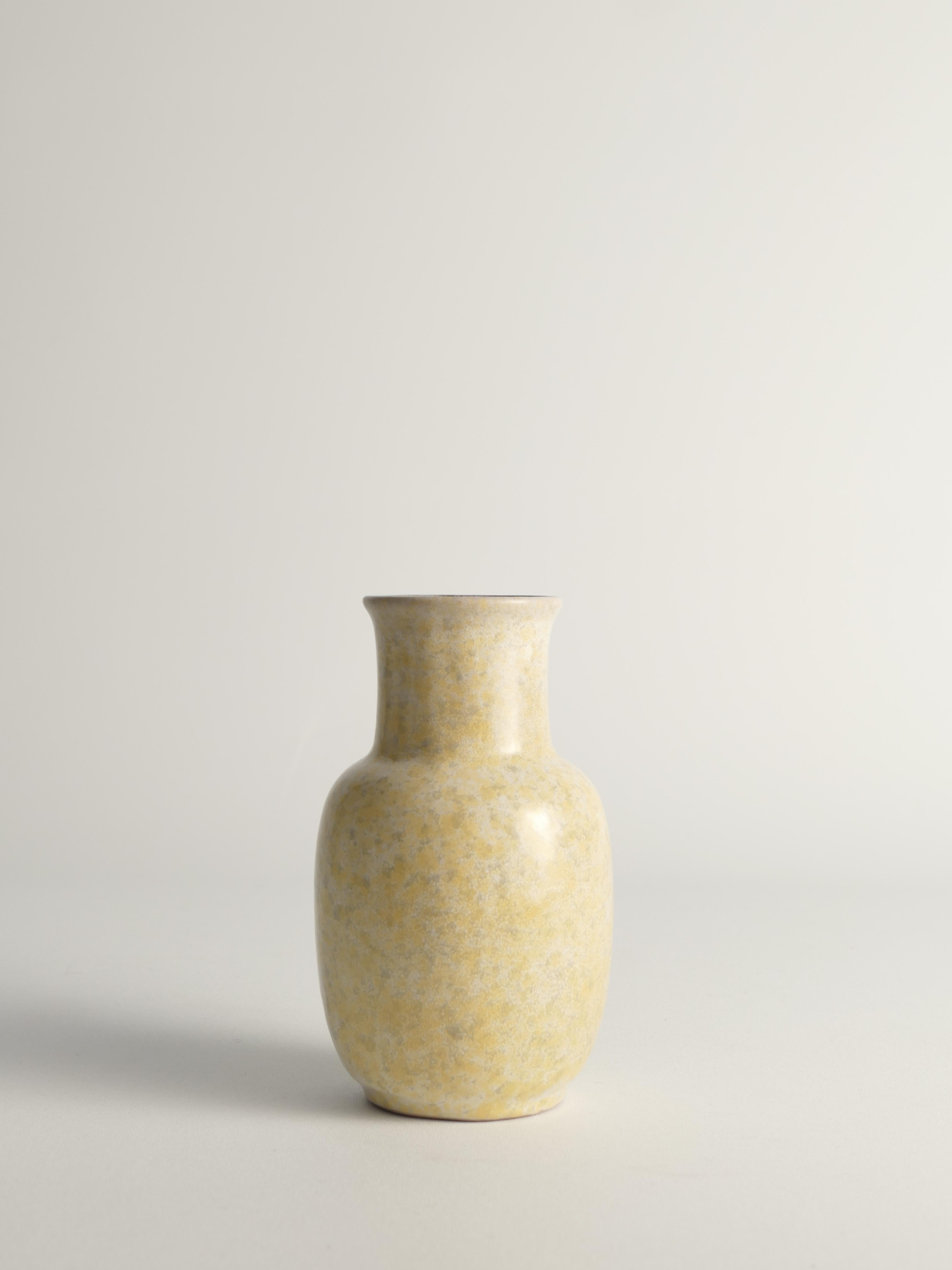 Svedese Vaso in gres grigio e giallo di metà secolo con manico di Strehla, Germania in vendita