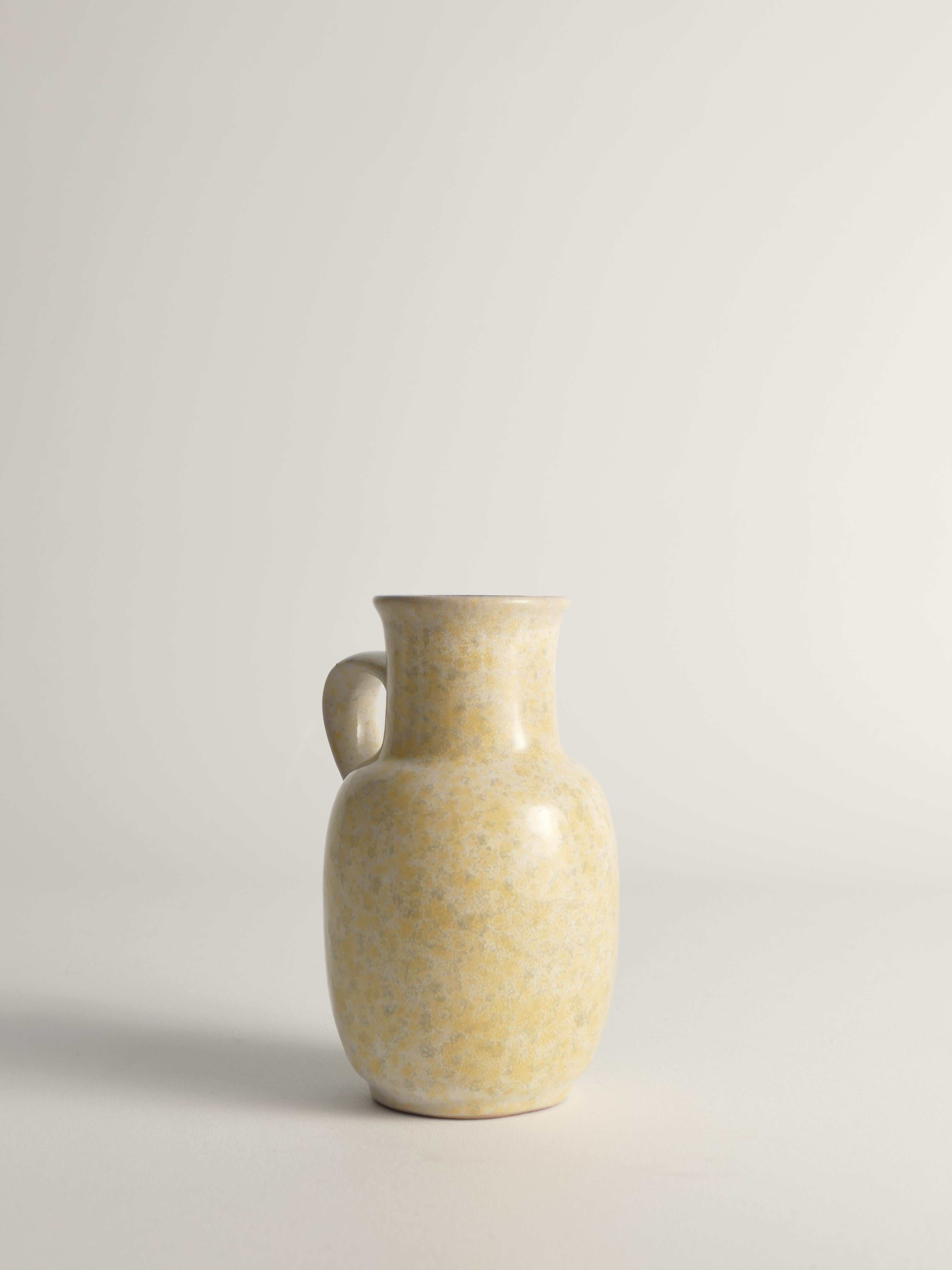 Smaltato Vaso in gres grigio e giallo di metà secolo con manico di Strehla, Germania in vendita