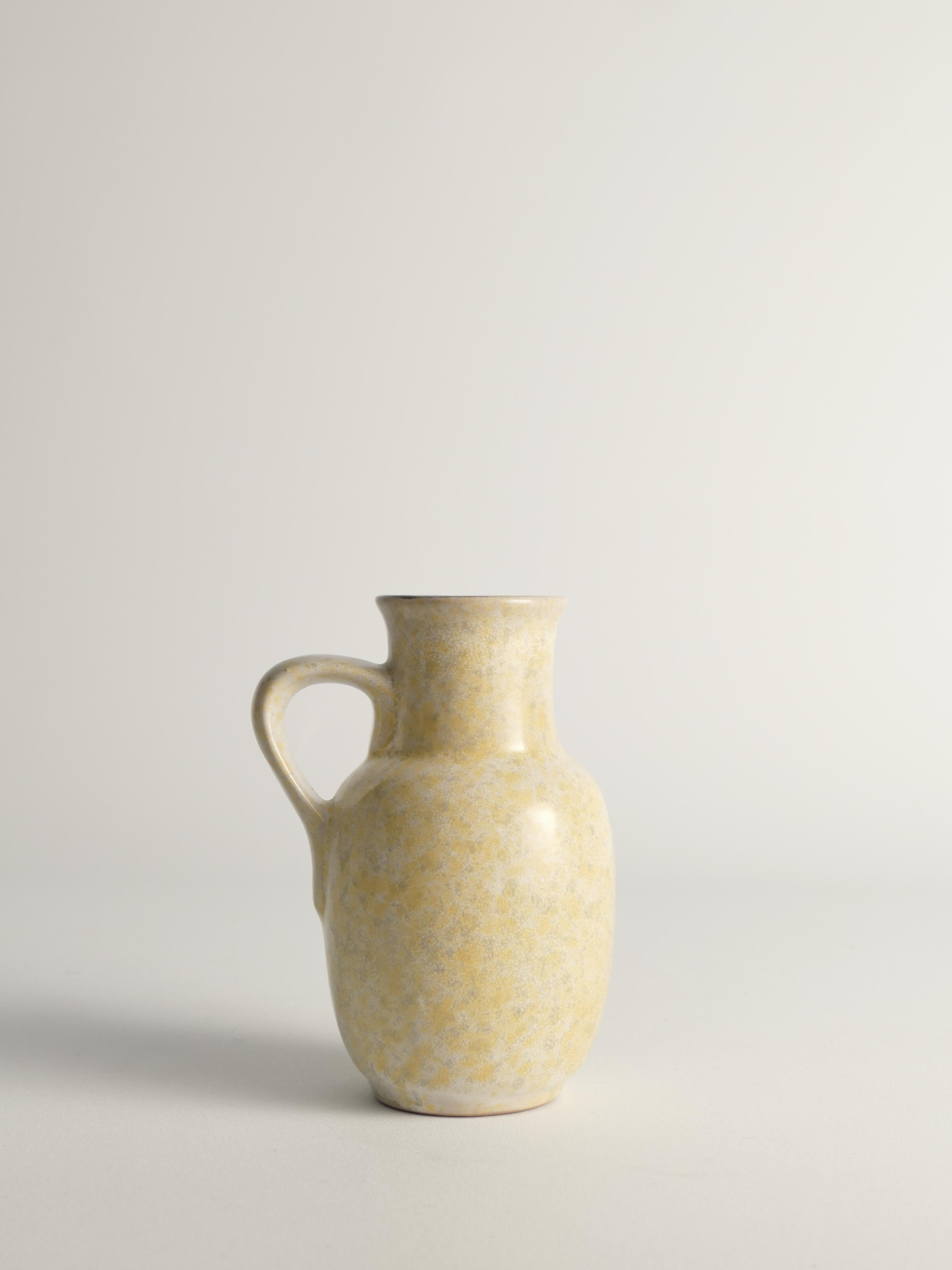 Vaso in gres grigio e giallo di metà secolo con manico di Strehla, Germania In condizioni buone in vendita a Grythyttan, SE