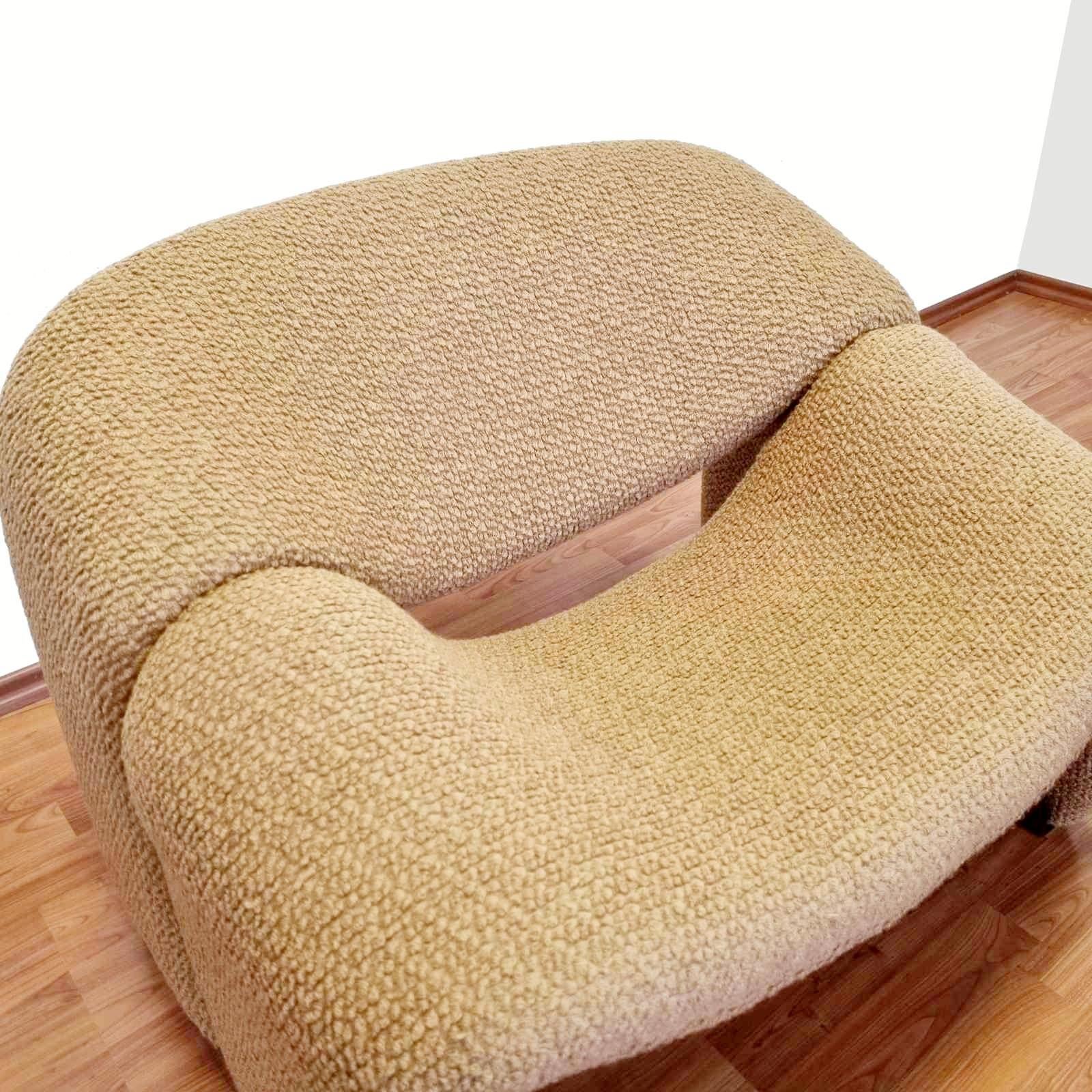 The Groovy chair, or F598, was designed in 1973 by France’s top designer Pierre Paulin for Holland’s most Avant-Garde furniture maker Artifort.
Their compactness combined with great comfort and of course, iconic looks made this chair one of the