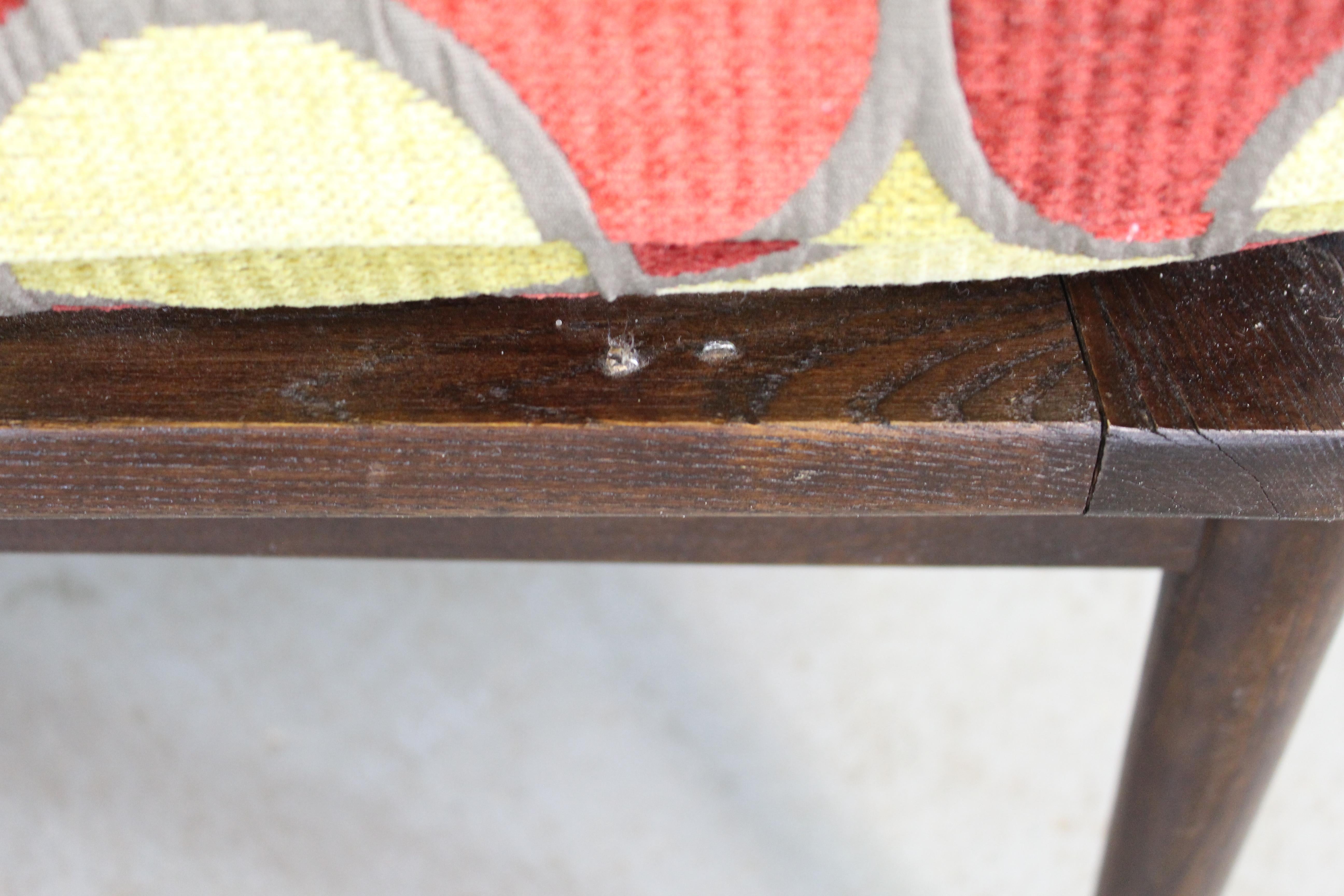 Divano in legno di noce con 3 cuscini e bracci aperti, moderno e di metà secolo. in vendita 7