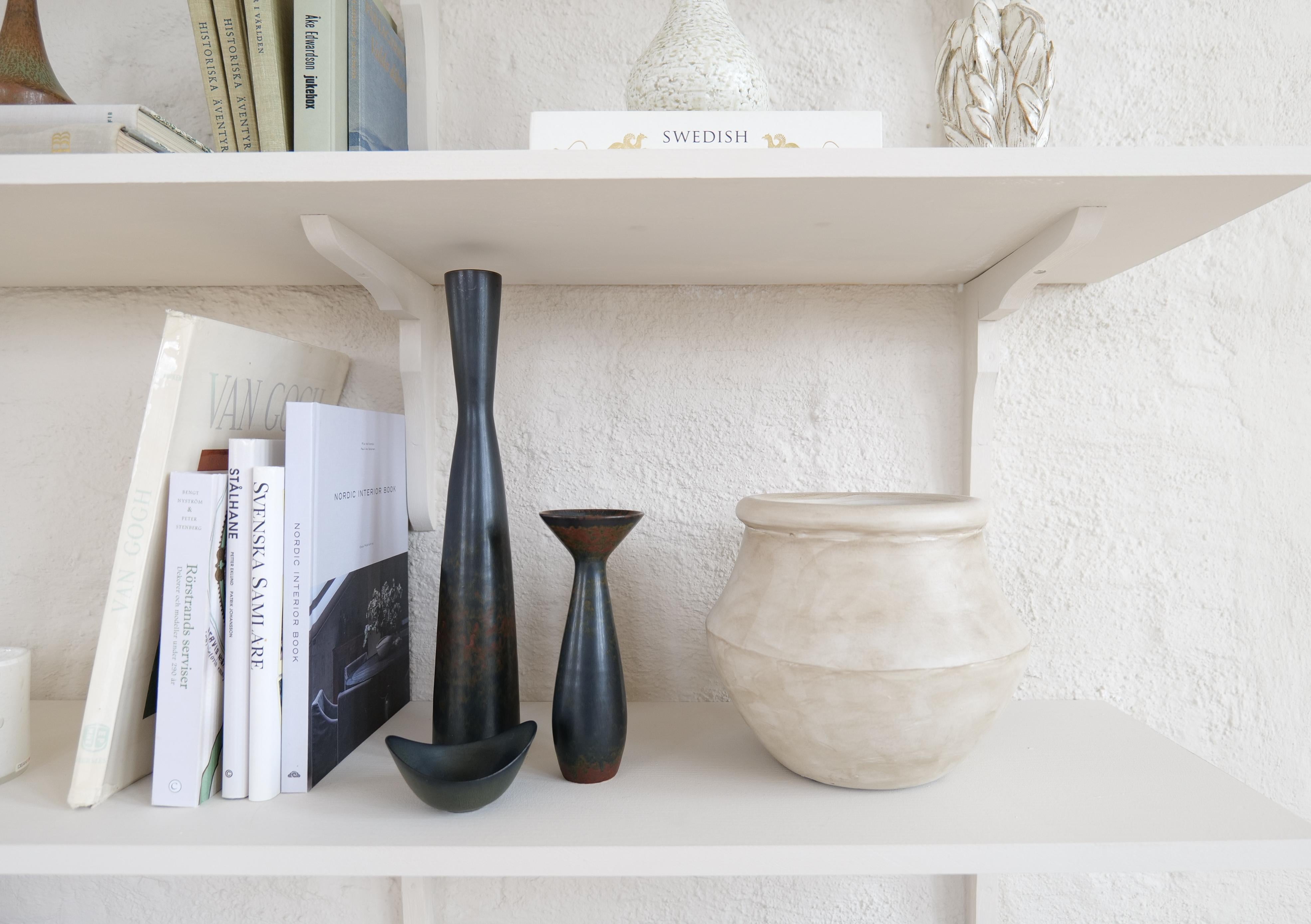 Si tratta di un set di 3 vasi neri realizzati in Svezia negli anni Cinquanta. L'eccezionale vaso di grandi dimensioni di Rörstrand e del creatore o designer Carl-Harry Stålhane è stato realizzato in Svezia a metà del secolo scorso. La sua splendida