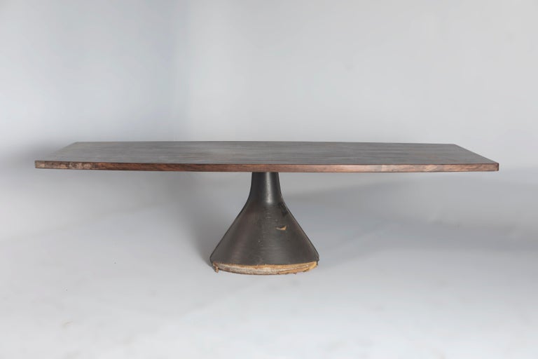 Mid-Century Modern Guanabara table by Jorge Zalszupin, Brazil, 1960s

The Guanabra table boasts an elegantly designed tabletop with a distinctive geometric pattern that captures the eye with its unique charm. The oval shape of the tabletop provides