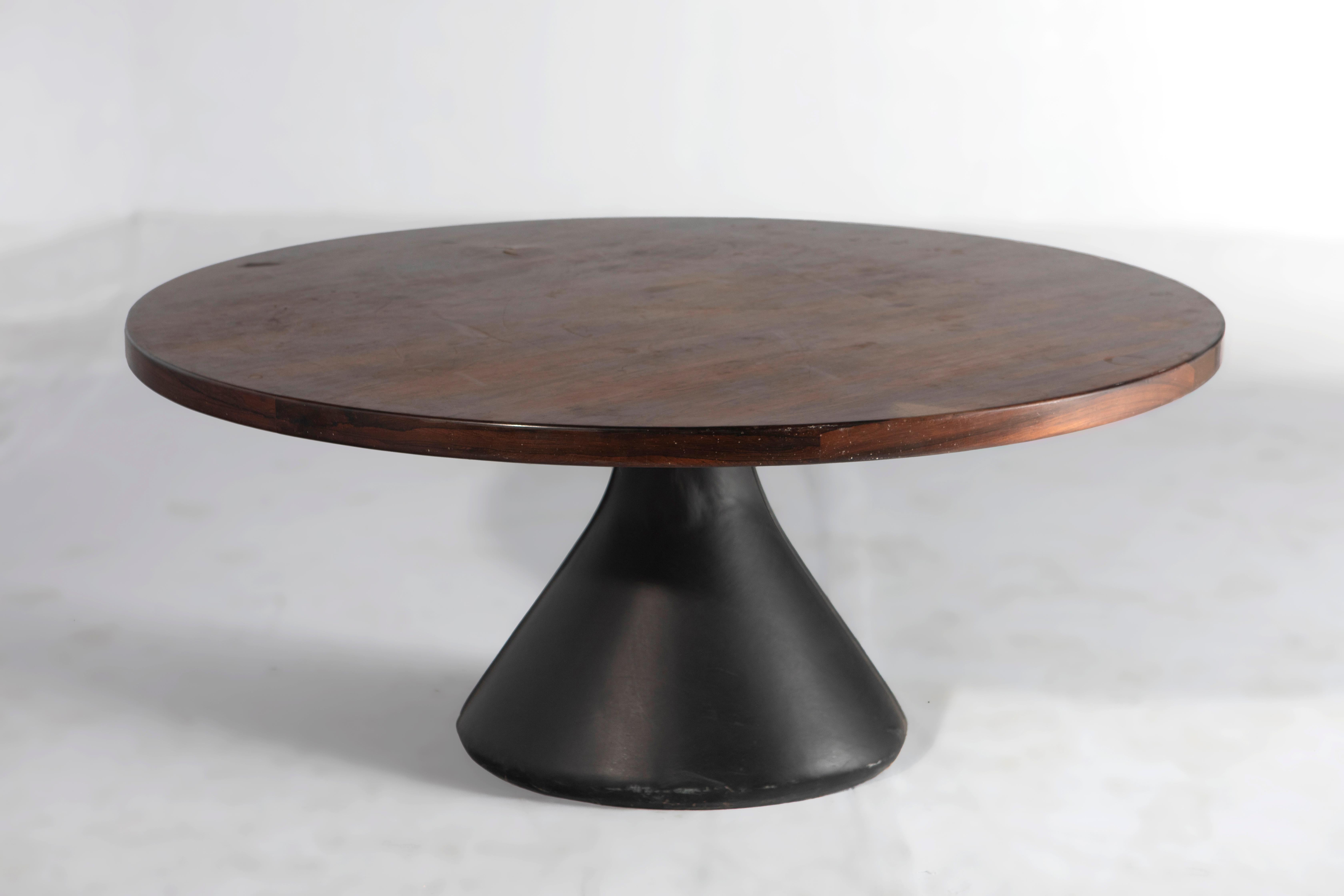 Mid-Century Modern 'Guarujá' Table by Jorge Zalszupin, Brazil, 1960s

The iconic 'Guarujá' is a table designed by Jorge Zalszupin and produced by his company, L'atelier.
The table-top is made of wood veneer, which provides a durable and beautiful