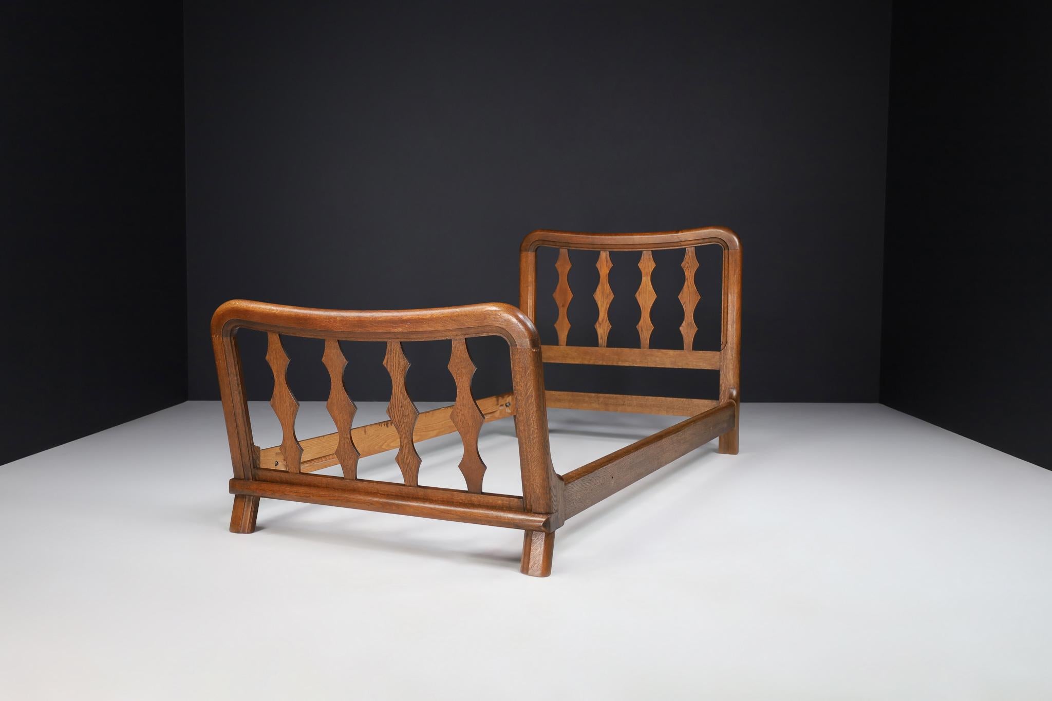 Mid-Century Modern Guillerme & Chambron Bed in Solid Oak, France 1960s

This beautiful bed was made in France in 1960 and has a crafted oak frame with gorgeous sculpted detailing on the slats. 

The company, Votre Maison, has marked the history