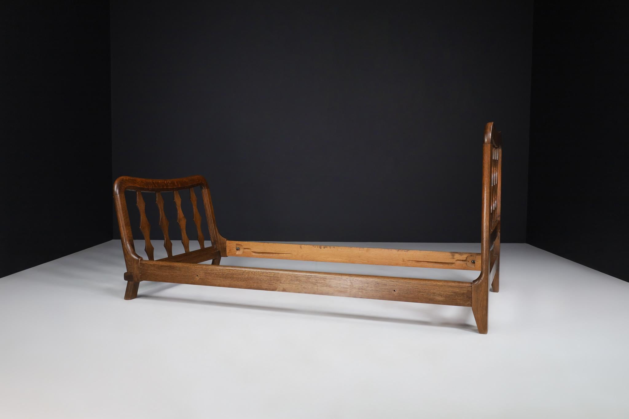 Mid-Century Modern Guillerme & Chambron Bed Frame in Solid Oak, France 1960s For Sale 4
