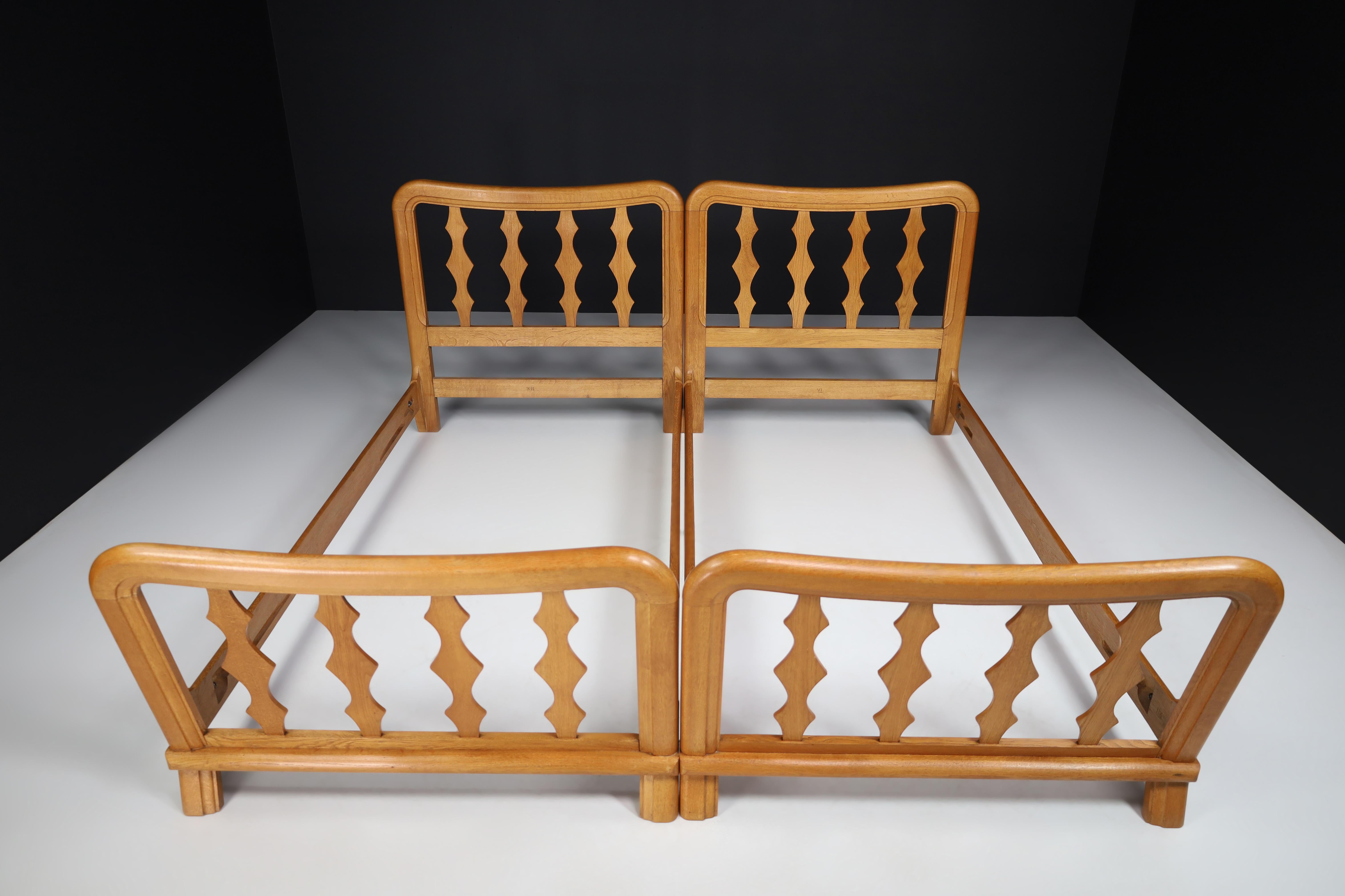 French Mid-Century Modern Guillerme & Chambron Bed Frames in Blond Oak, France 1960s For Sale