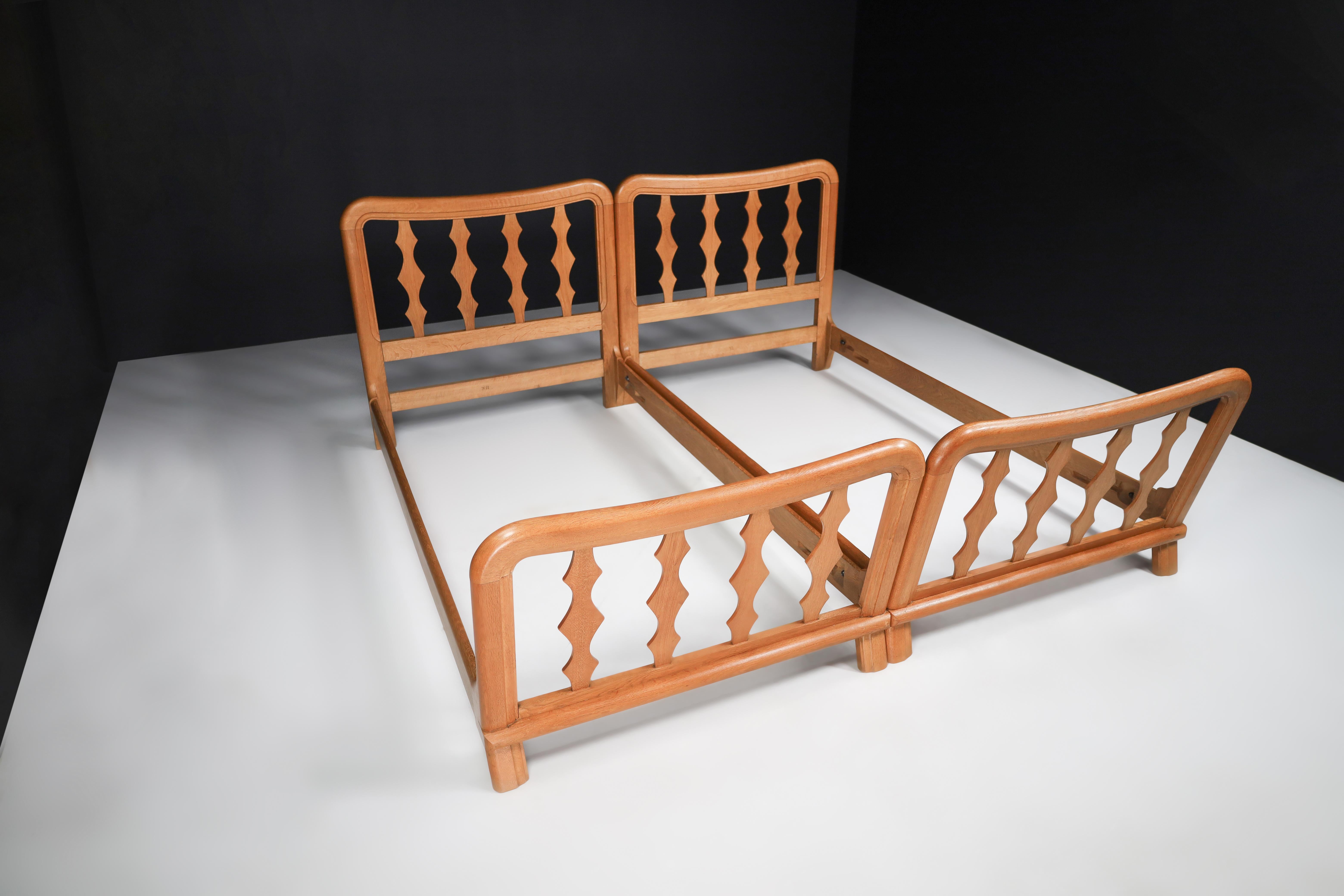 Mid-Century Modern Guillerme & Chambron Bed Frames in Blond Oak, France 1960s In Good Condition For Sale In Almelo, NL