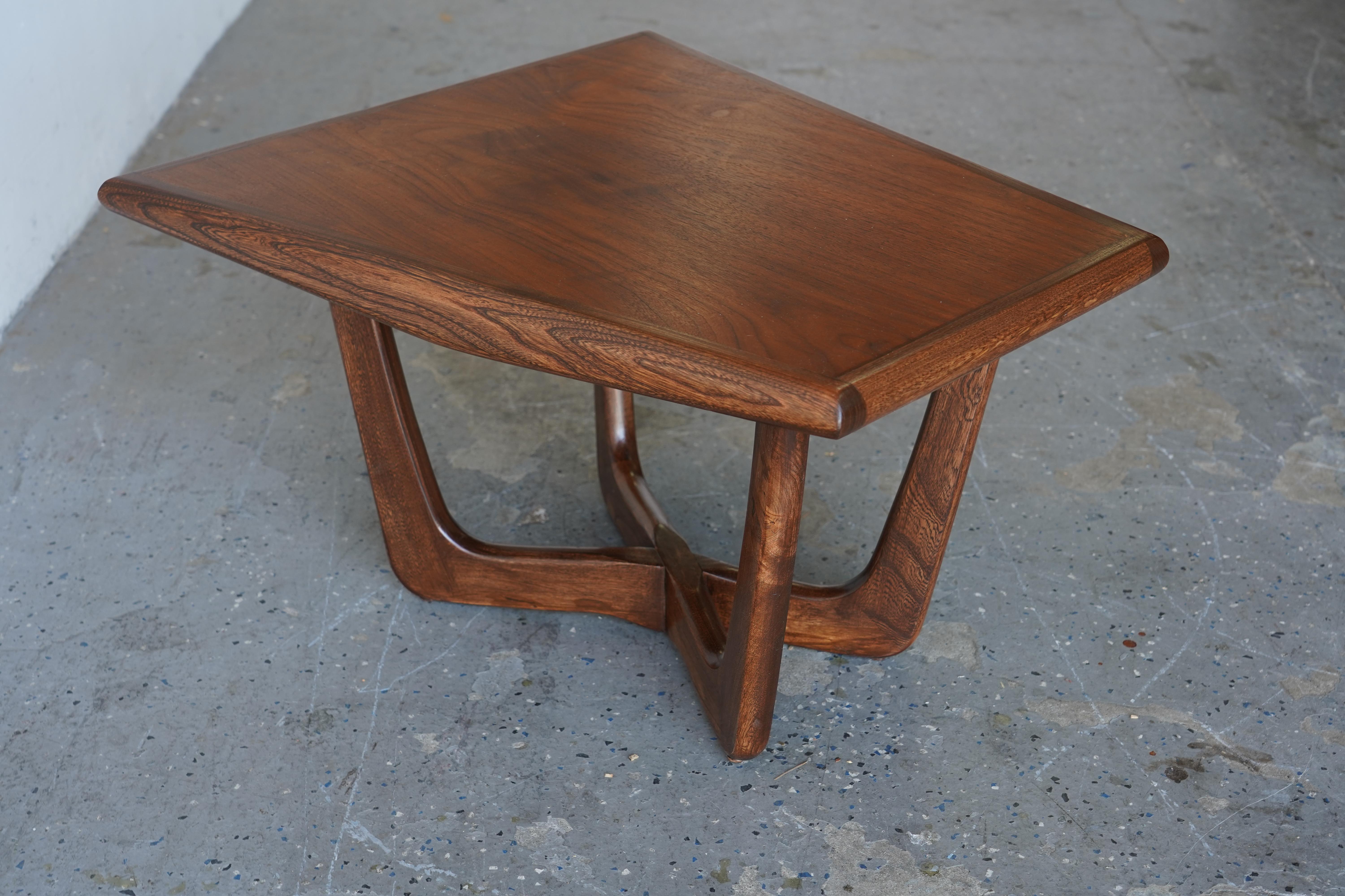 Mid-Century Modern Guitar Pick Side Table by Koehler Pearsall style In Good Condition In Las Vegas, NV