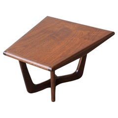 Table d'appoint Guitar Pick de Koehler Pearsall style mi-siècle moderne