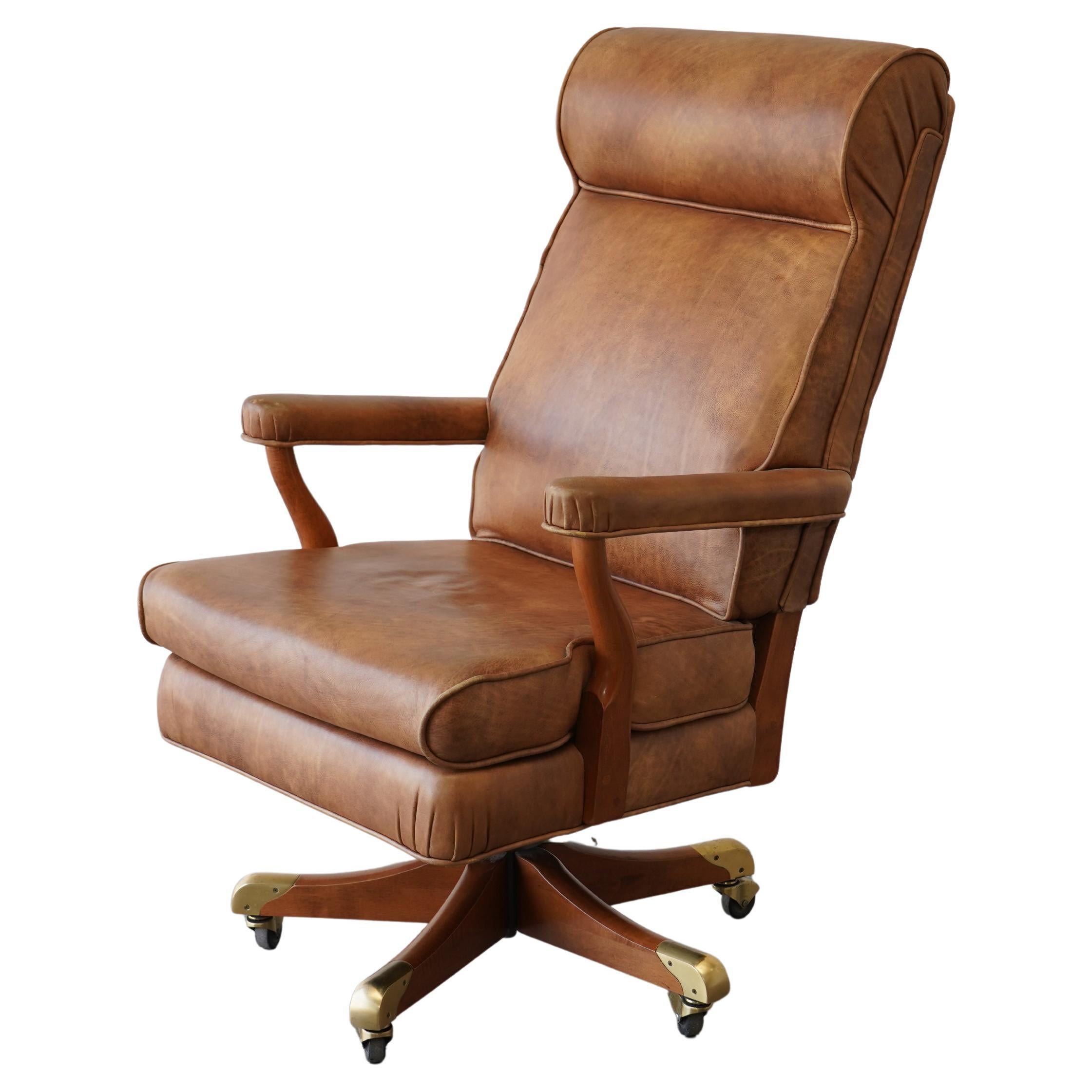 Sedia direzionale Gunlocke di metà secolo in pelle originale, USA, anni '60
Un'elegante sedia direzionale di metà secolo di Gunlocke, circa 1960. Questo modello mette in mostra la rinomata maestria dell'azienda, grazie al suo rivestimento in pelle