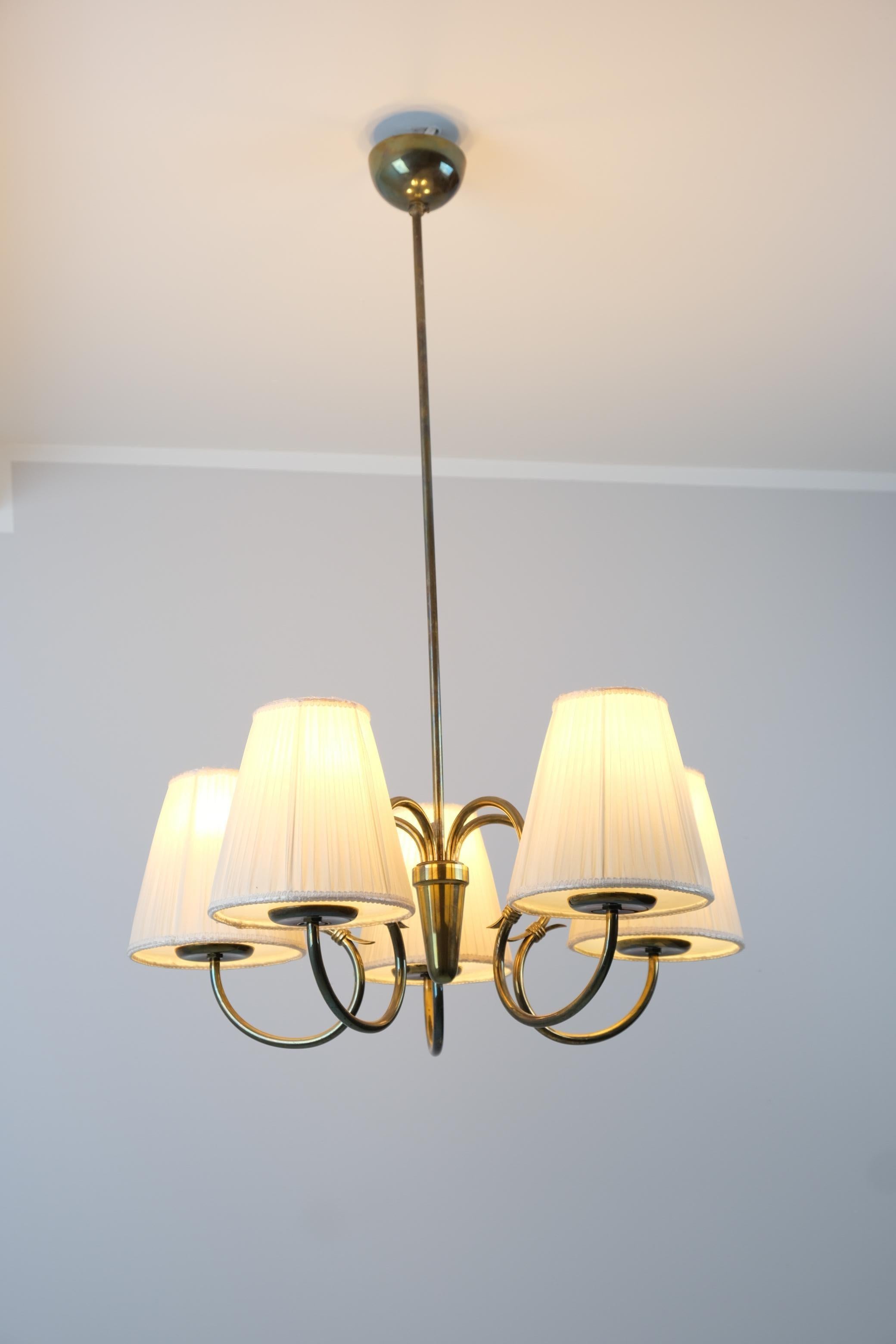 Una lampada da soffitto moderna di metà secolo, modello 51132, di Gunnel Nyman per Idman. Questo modello combina linee pulite e moderne con lo stile classico di un paralume plissettato, rendendolo adatto a interni sia contemporanei che tradizionali.