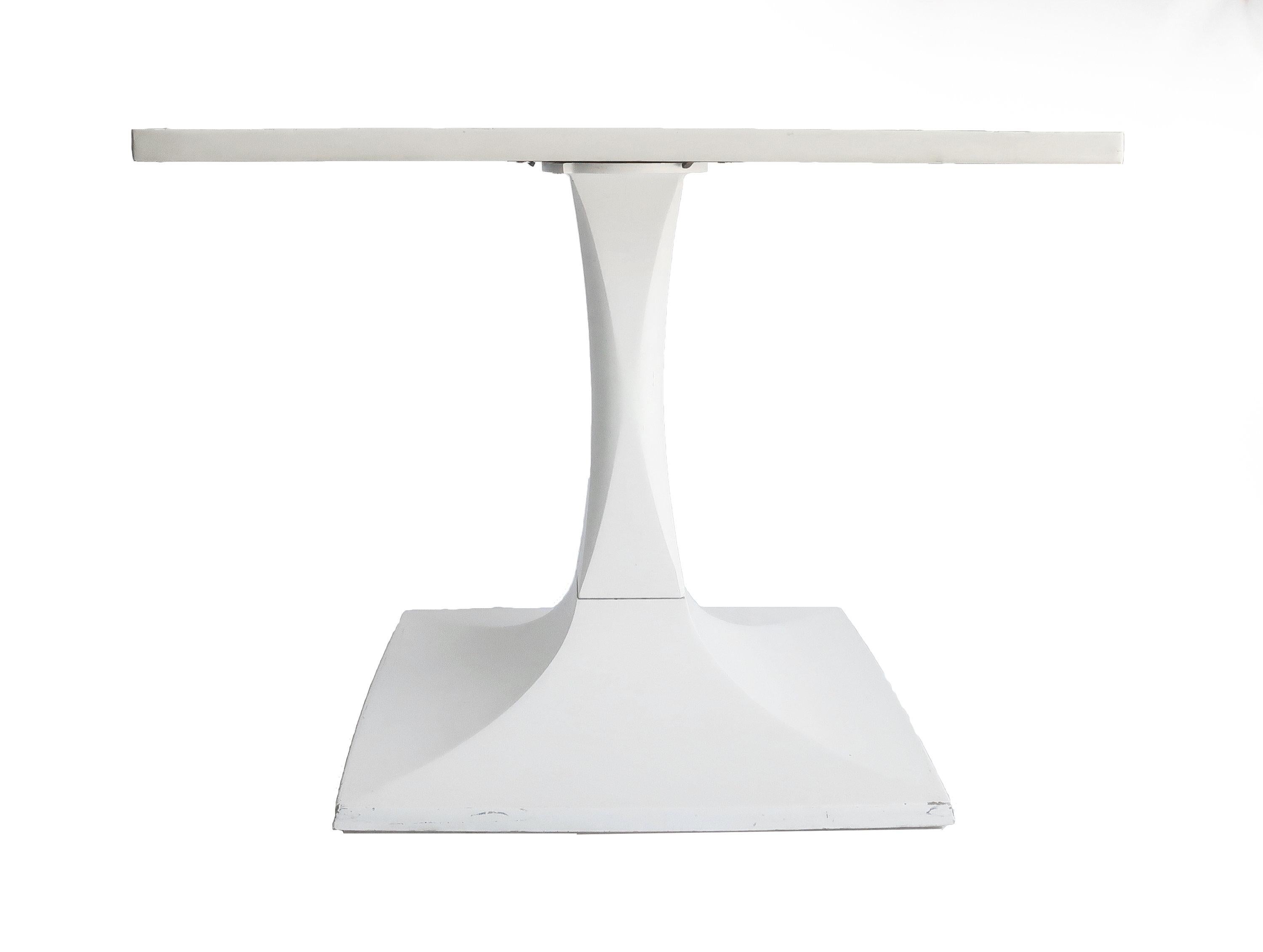 A swiveling tulip base TV stand in excellent vintage condition. White laminate over wood table top and white fiberglass base that is reminiscent of Saarinen’s iconic tulip base chair and table design.
 
Measures: 16” x 27” x 19”.