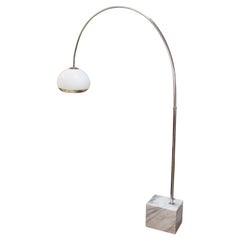 Lampadaire à arc en marbre blanc Guzzini moderne du milieu du siècle Italian 1960s