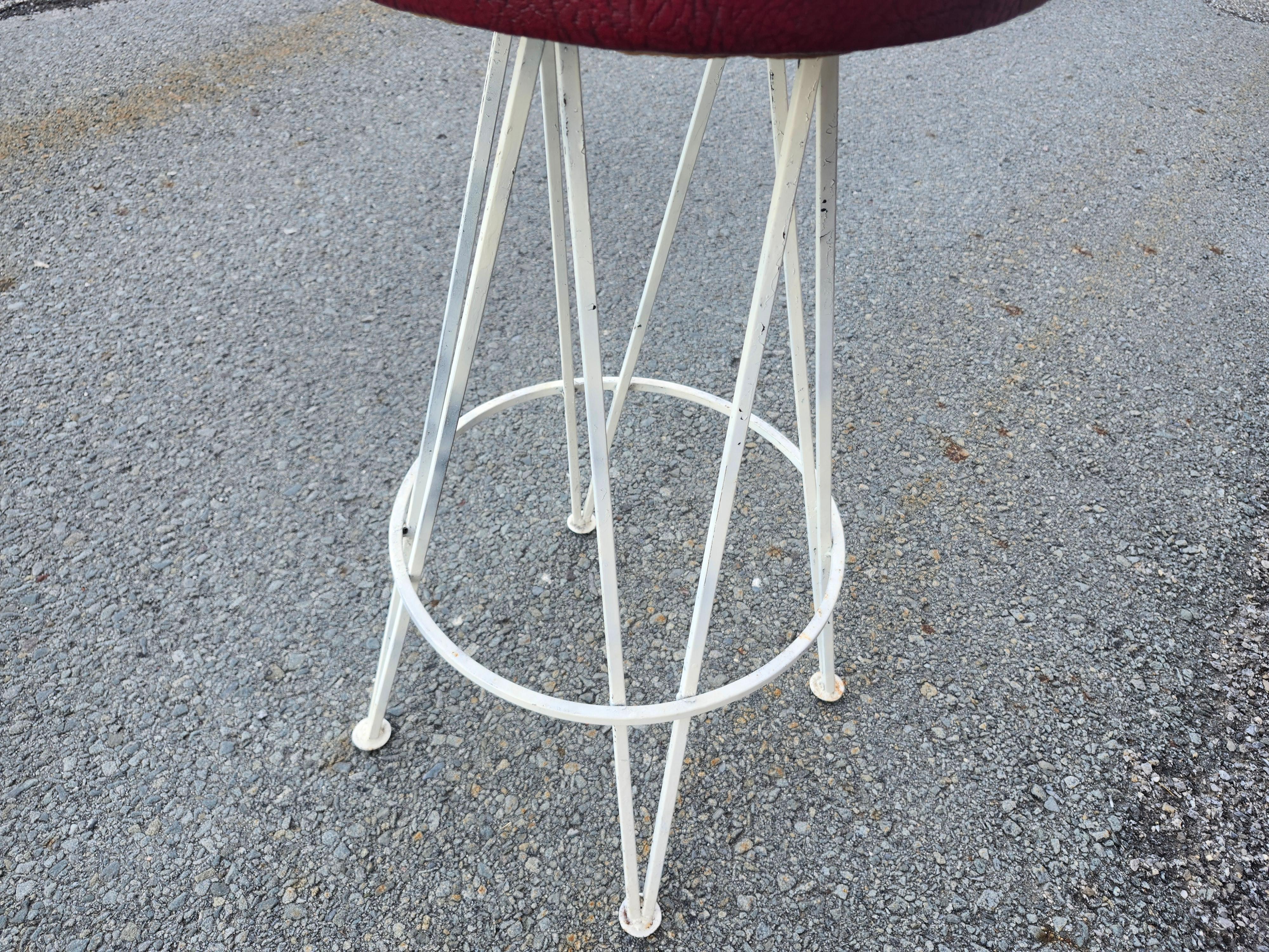 Milieu du XXe siècle Tabourets de bar pivotants en fer en épingle à cheveux The Modernity C1955 en vente