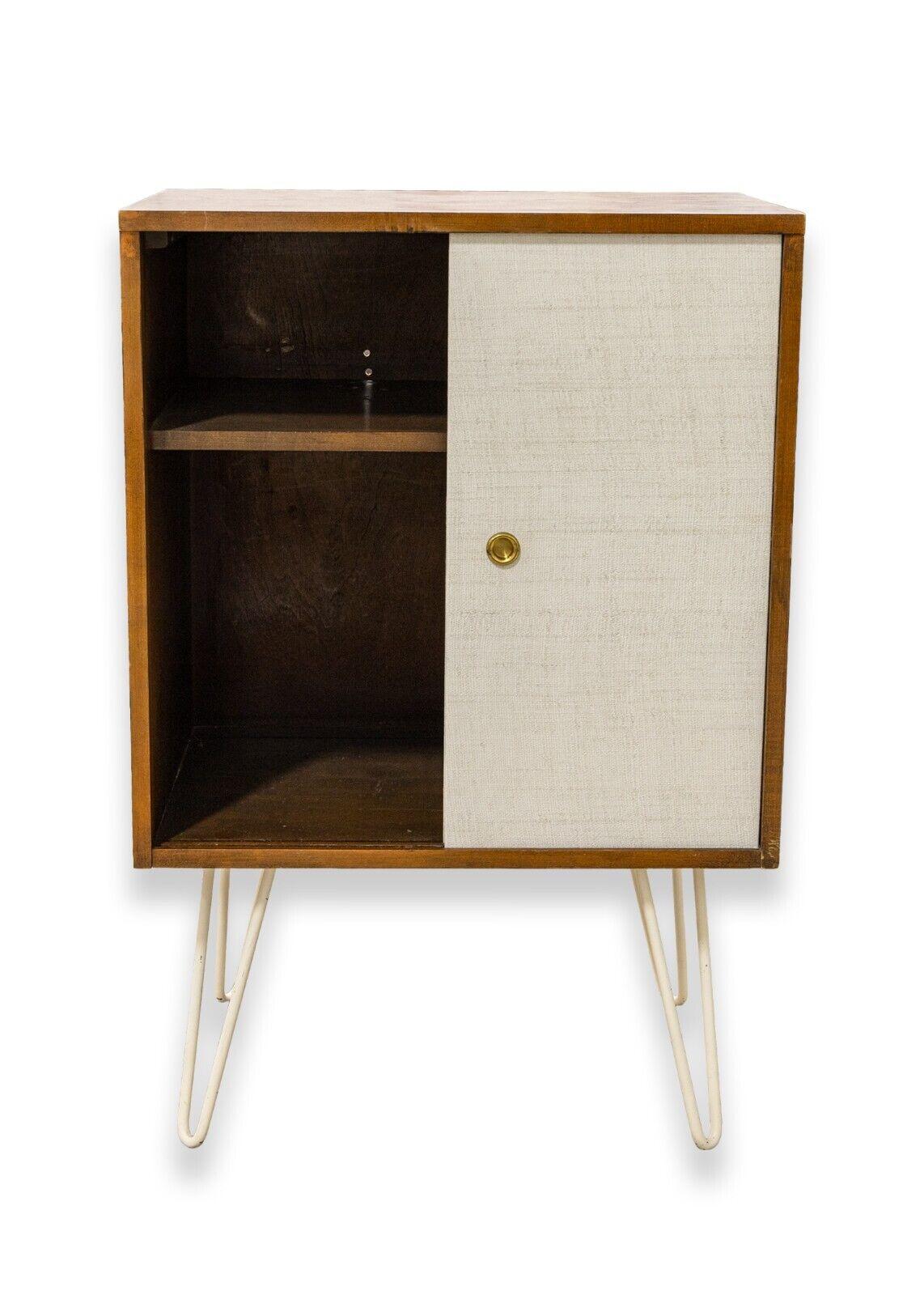 Mid Century Modern Hairpin Leg Sliding Door Cabinet (Moderne der Mitte des Jahrhunderts) im Angebot