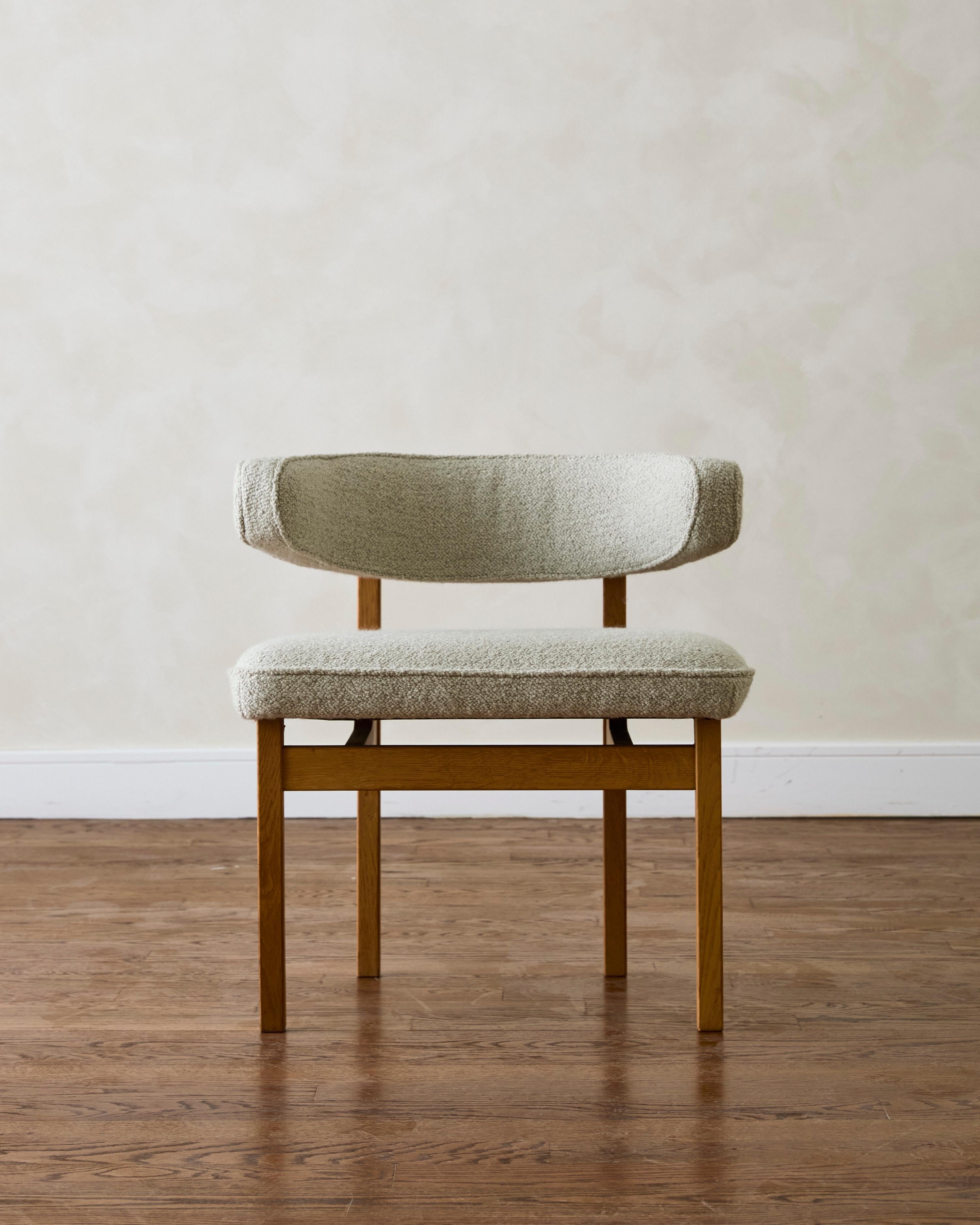 Mid century modern half moon side chair newly reupholstered in wool Boucle, supported by a wooden frame.

Dimensions: 27.5