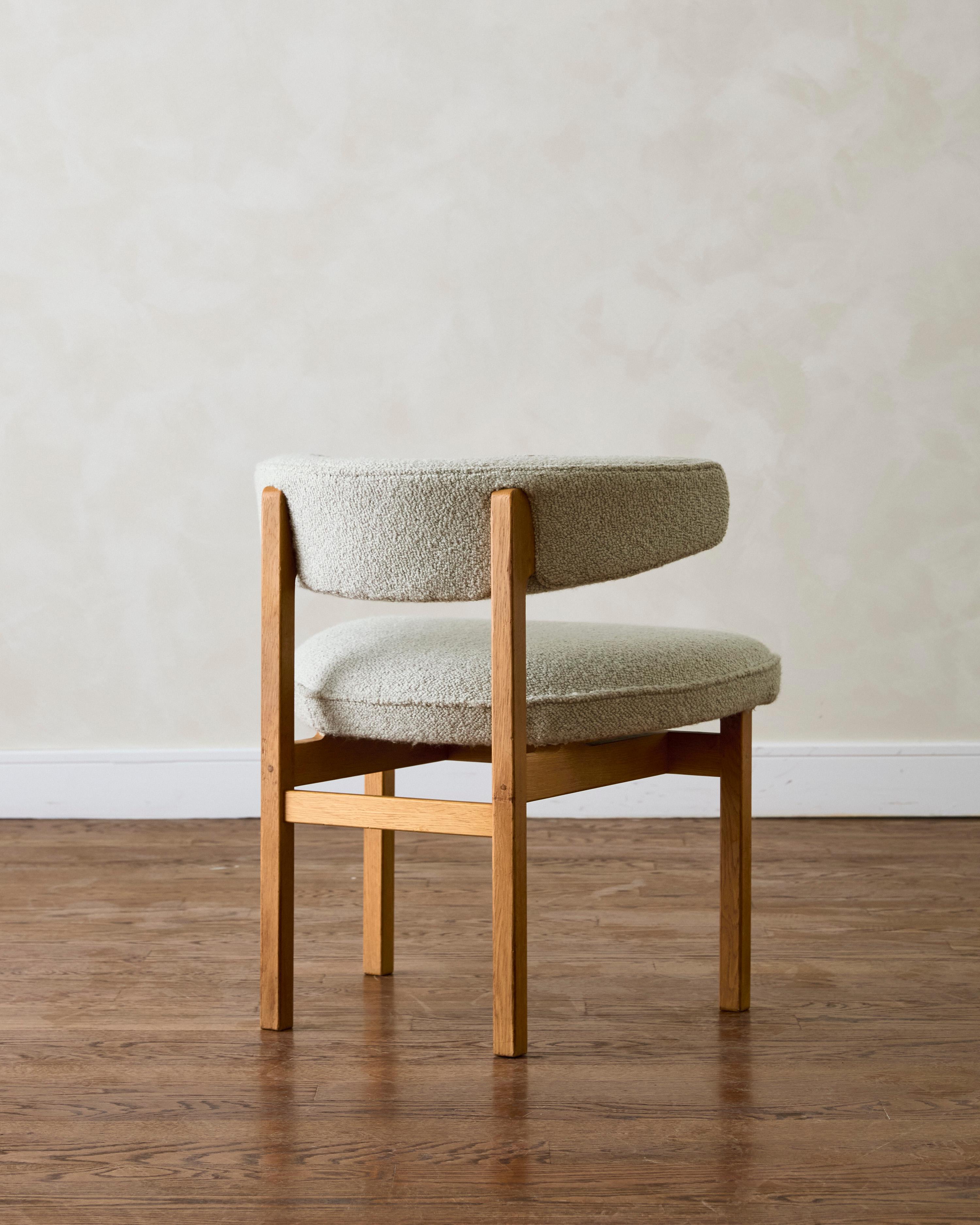 Chaise d'appoint en demi-lune de style moderne du milieu du siècle dernier, récemment retapissée en laine bouclée, soutenue par un cadre en bois.