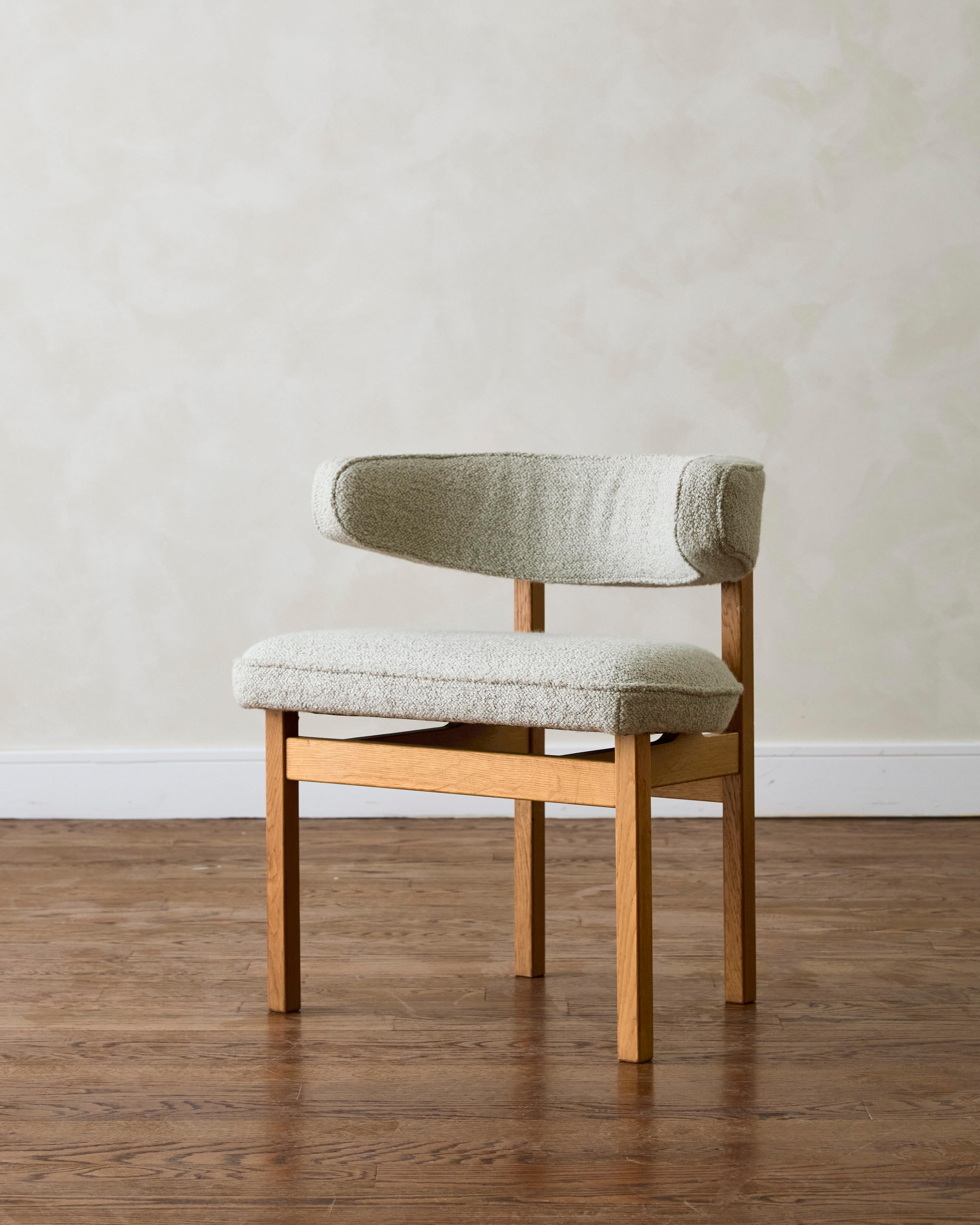 Chaise d'appoint demi-lune mi-siècle moderne en vente 3