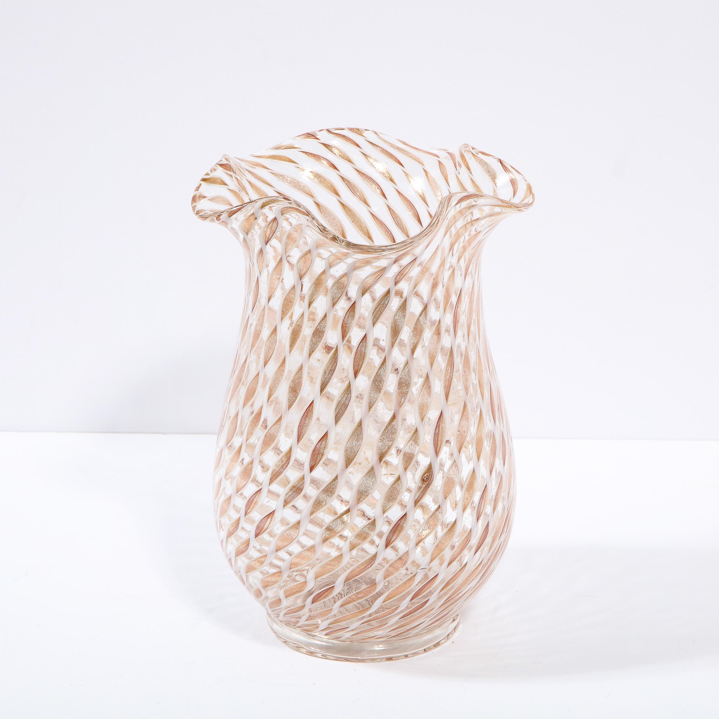 Diese atemberaubende Mid Century Modern-Vase wurde um 1960 in Murano, Italien, mundgeblasen - der Insel vor der Küste Venedigs, die seit Jahrhunderten für ihre hervorragende Glasproduktion bekannt ist. Er hat eine dezent verjüngte konische Form, die