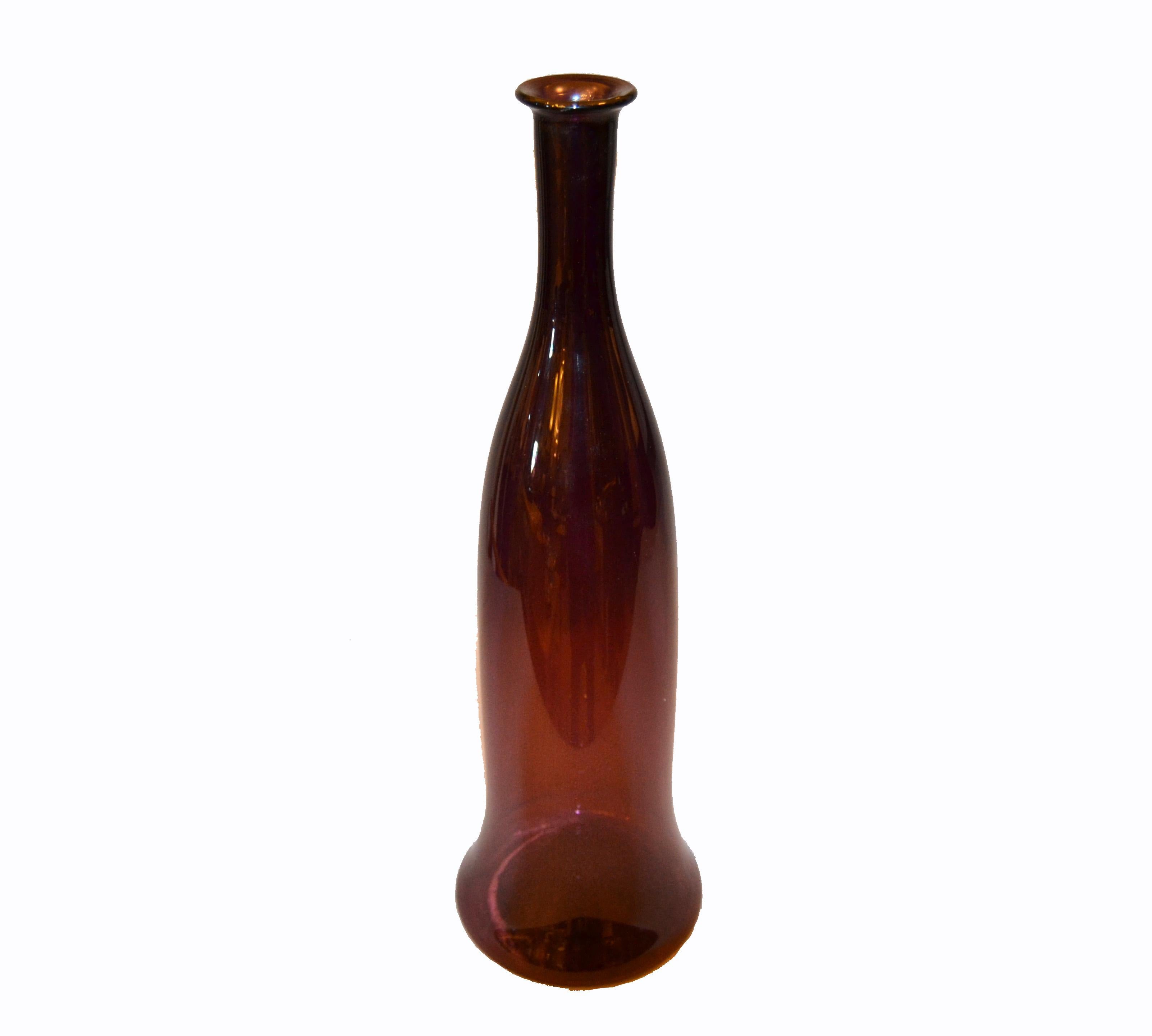 Américain Vase en verre d'art soufflé à la bouche en améthyste et violet The Modernity Vessel Decanter en vente